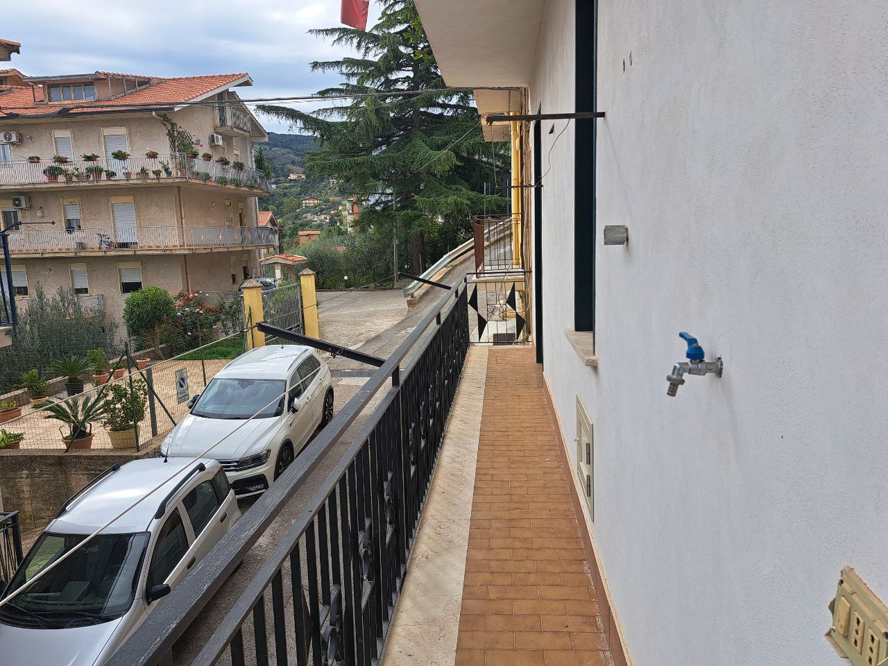Via Passo d'Api casa con doppi ingressi e box auto