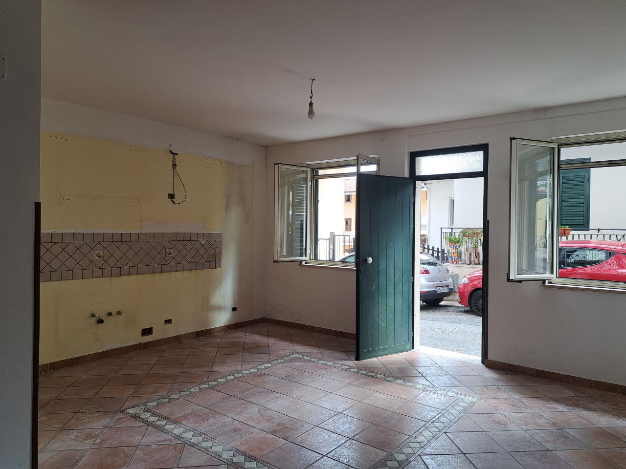 Via Passo d'Api casa con doppi ingressi e box auto
