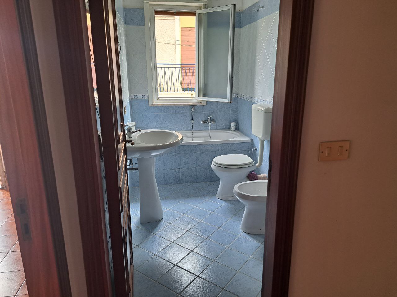 Via Passo d'Api casa con doppi ingressi e box auto