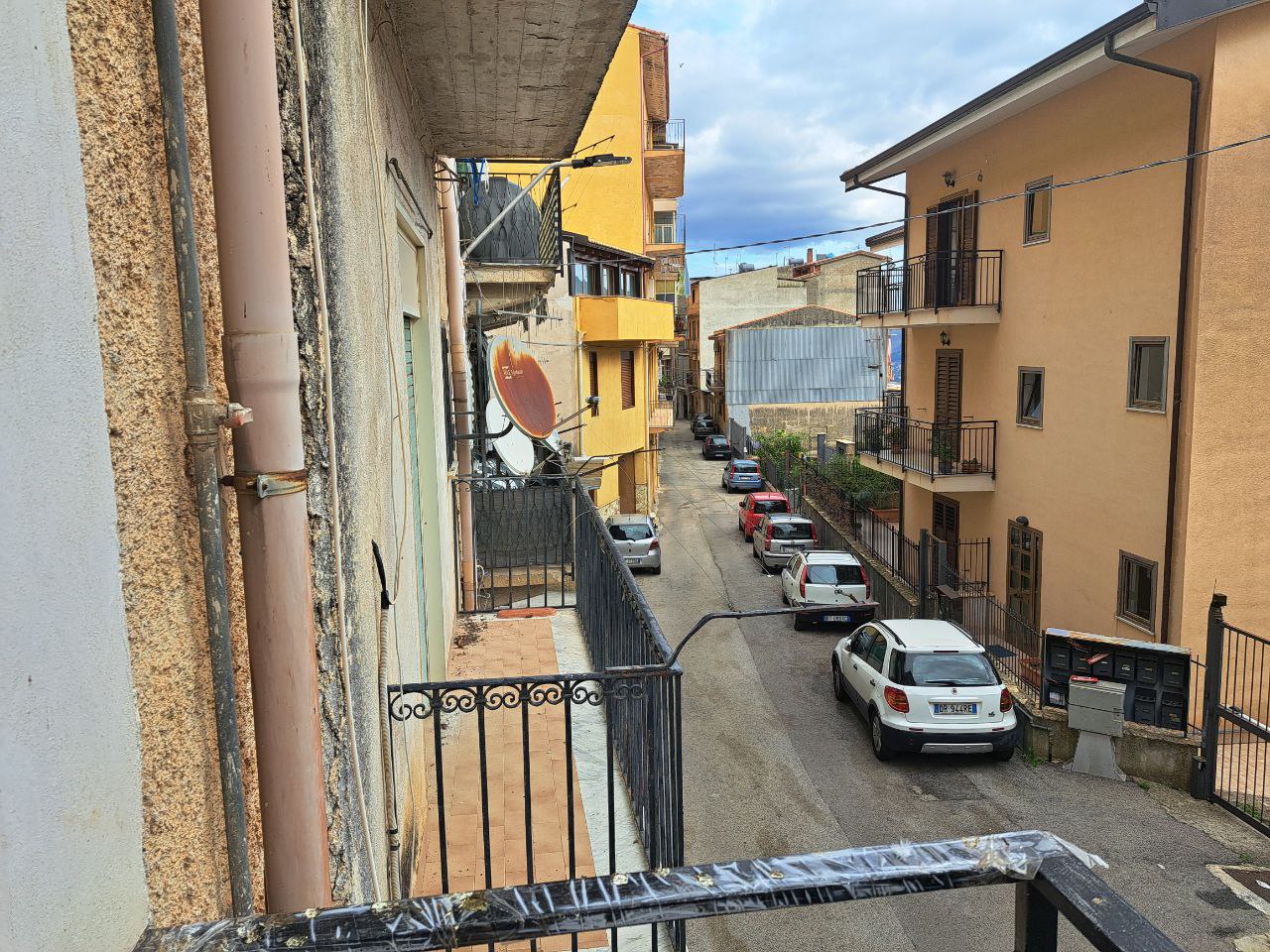 Via Passo d'Api casa con doppi ingressi e box auto