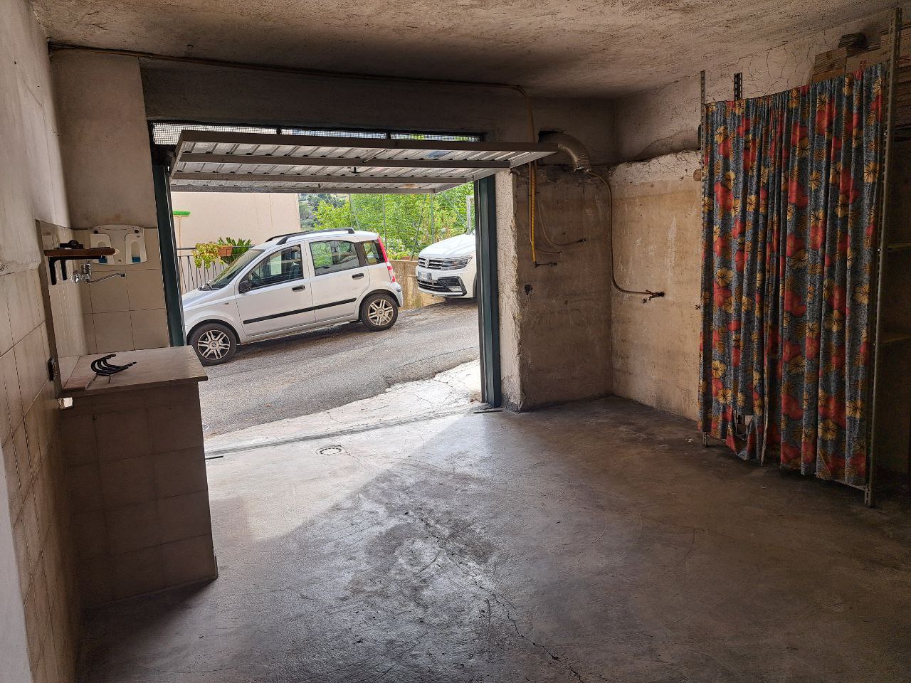 Via Passo d'Api casa con doppi ingressi e box auto