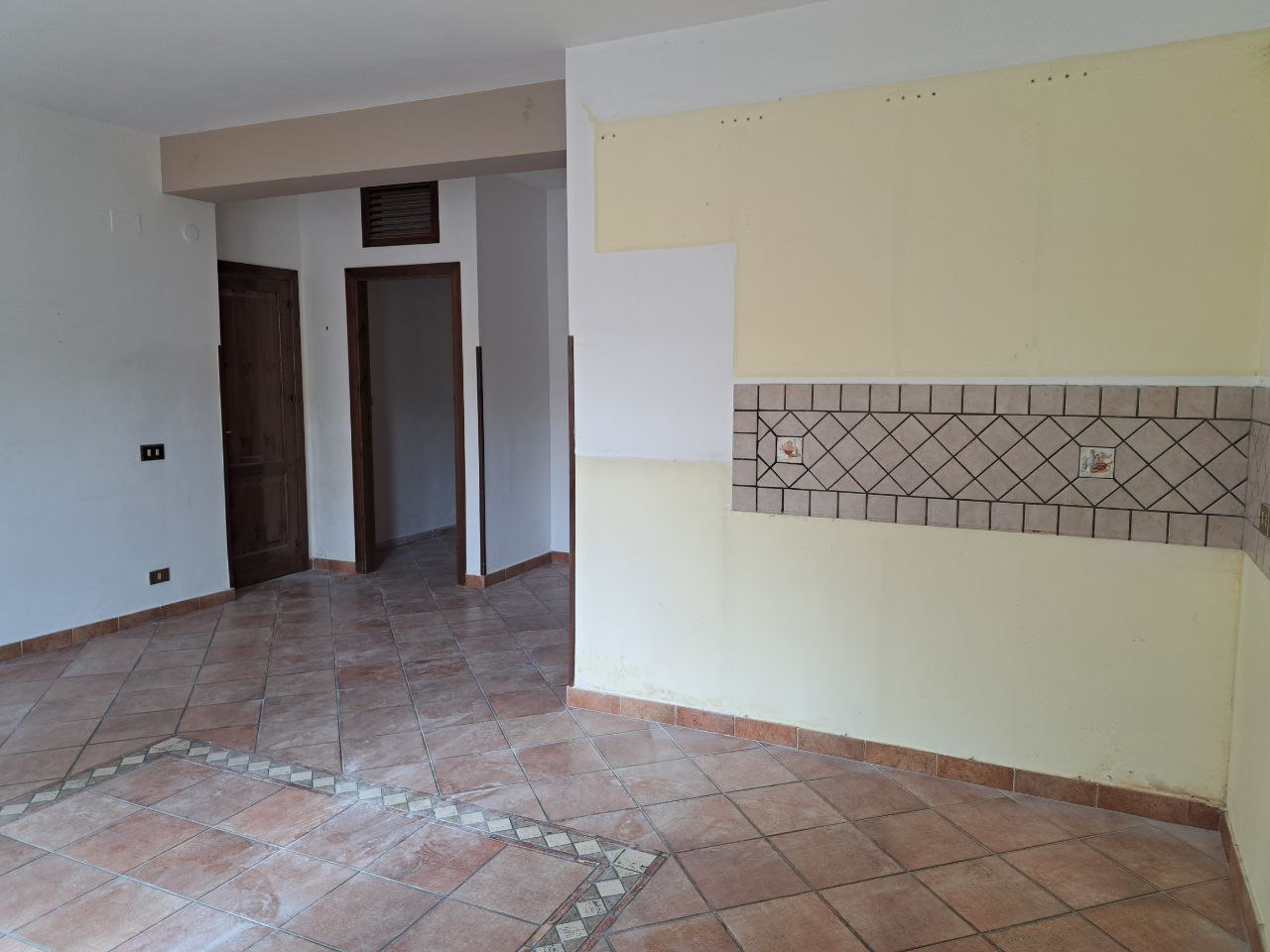 Via Passo d'Api casa con doppi ingressi e box auto