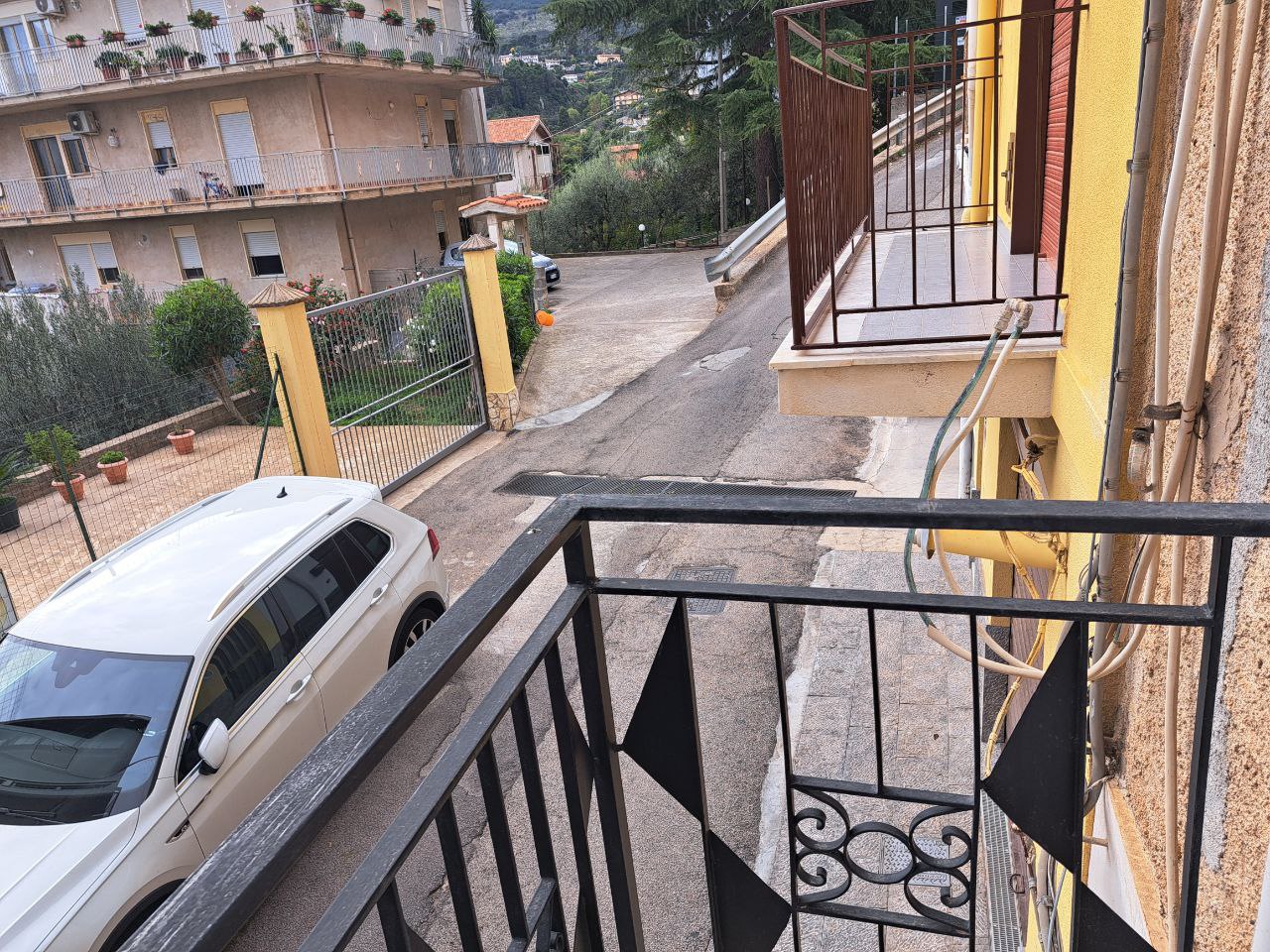 Via Passo d'Api casa con doppi ingressi e box auto