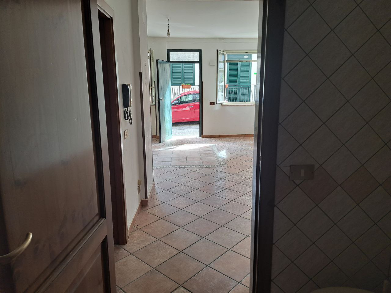 Via Passo d'Api casa con doppi ingressi e box auto