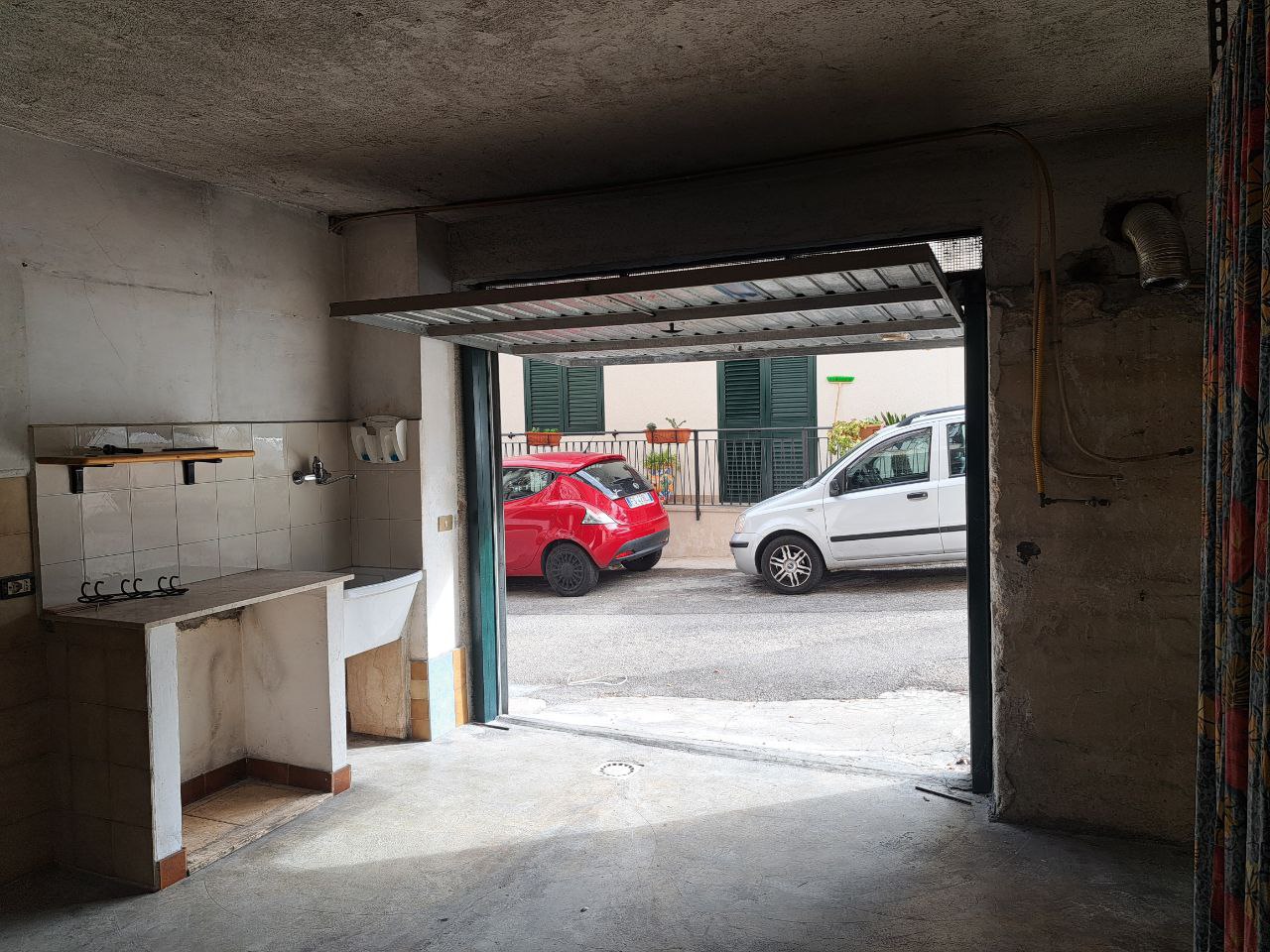 Via Passo d'Api casa con doppi ingressi e box auto