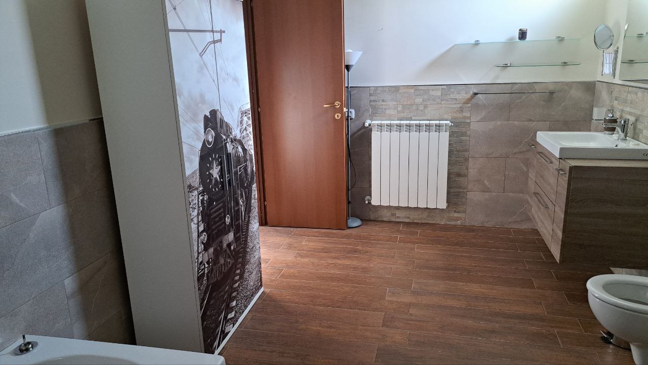 Via Tre Canali villino con posti auto ben arredato