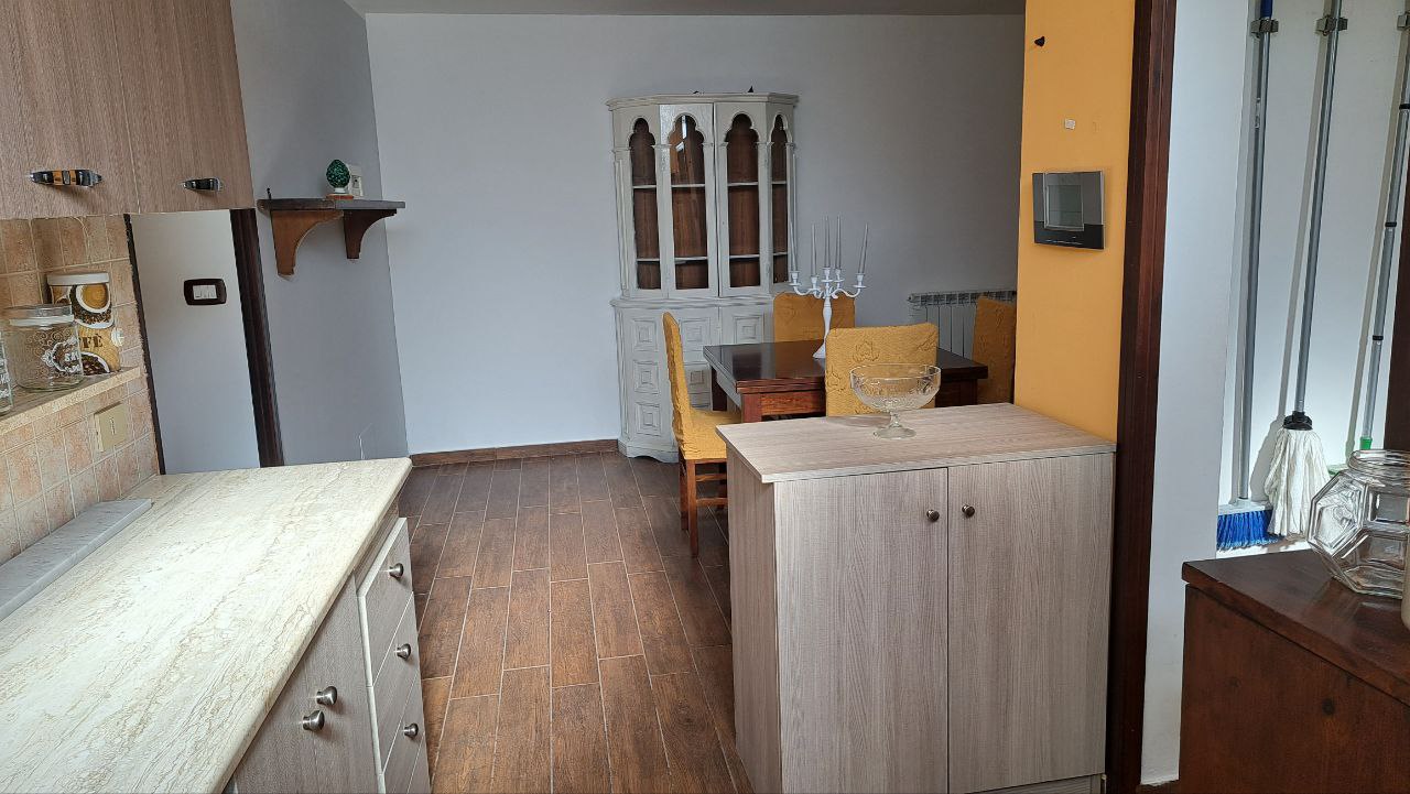 Via Tre Canali villino con posti auto ben arredato