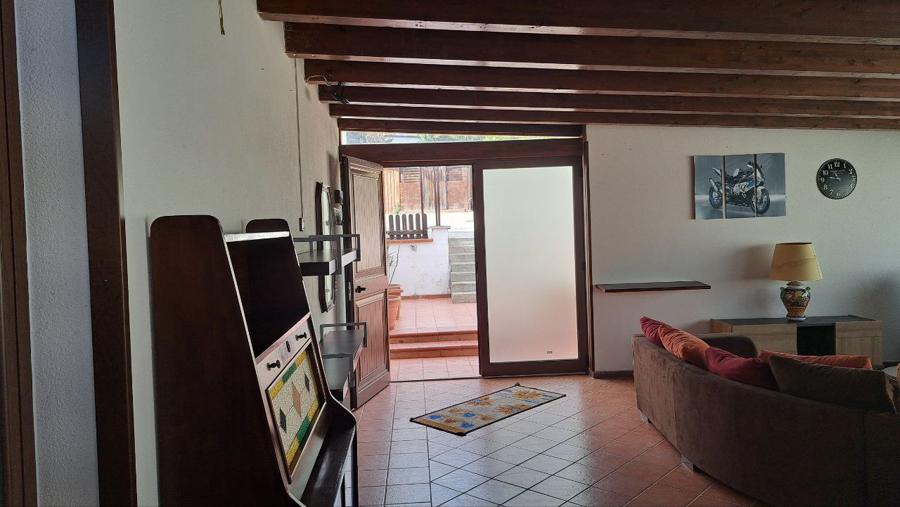 Via Tre Canali villino con posti auto ben arredato