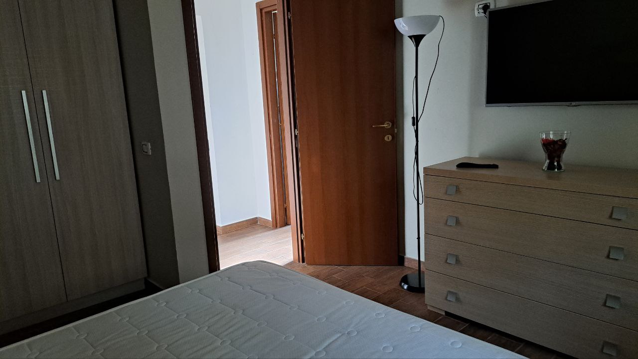 Via Tre Canali villino con posti auto ben arredato