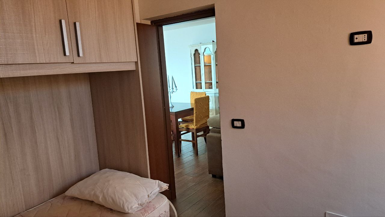 Via Tre Canali villino con posti auto ben arredato