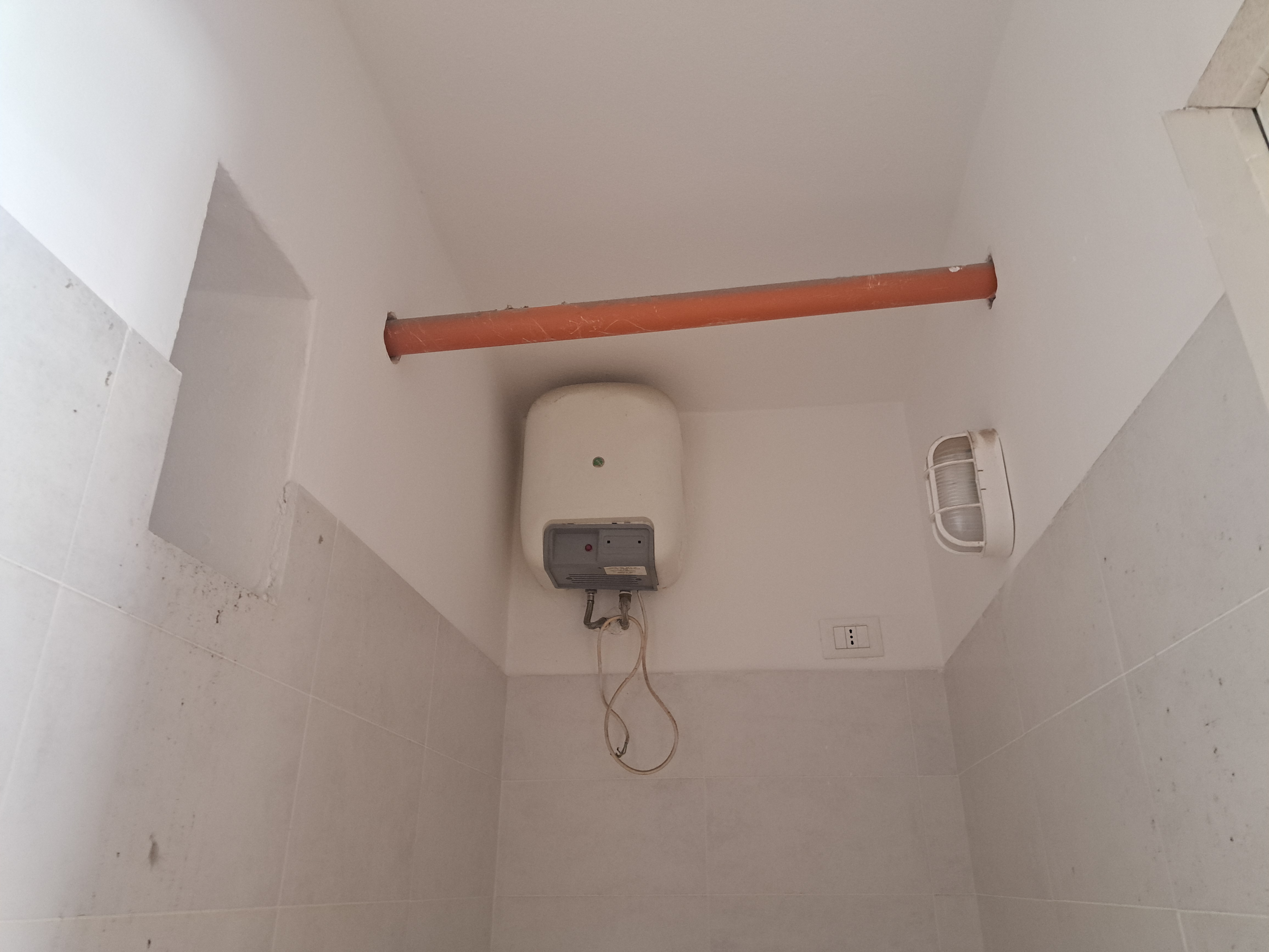 Via Venero, negozio con solaio in legno sovrastante