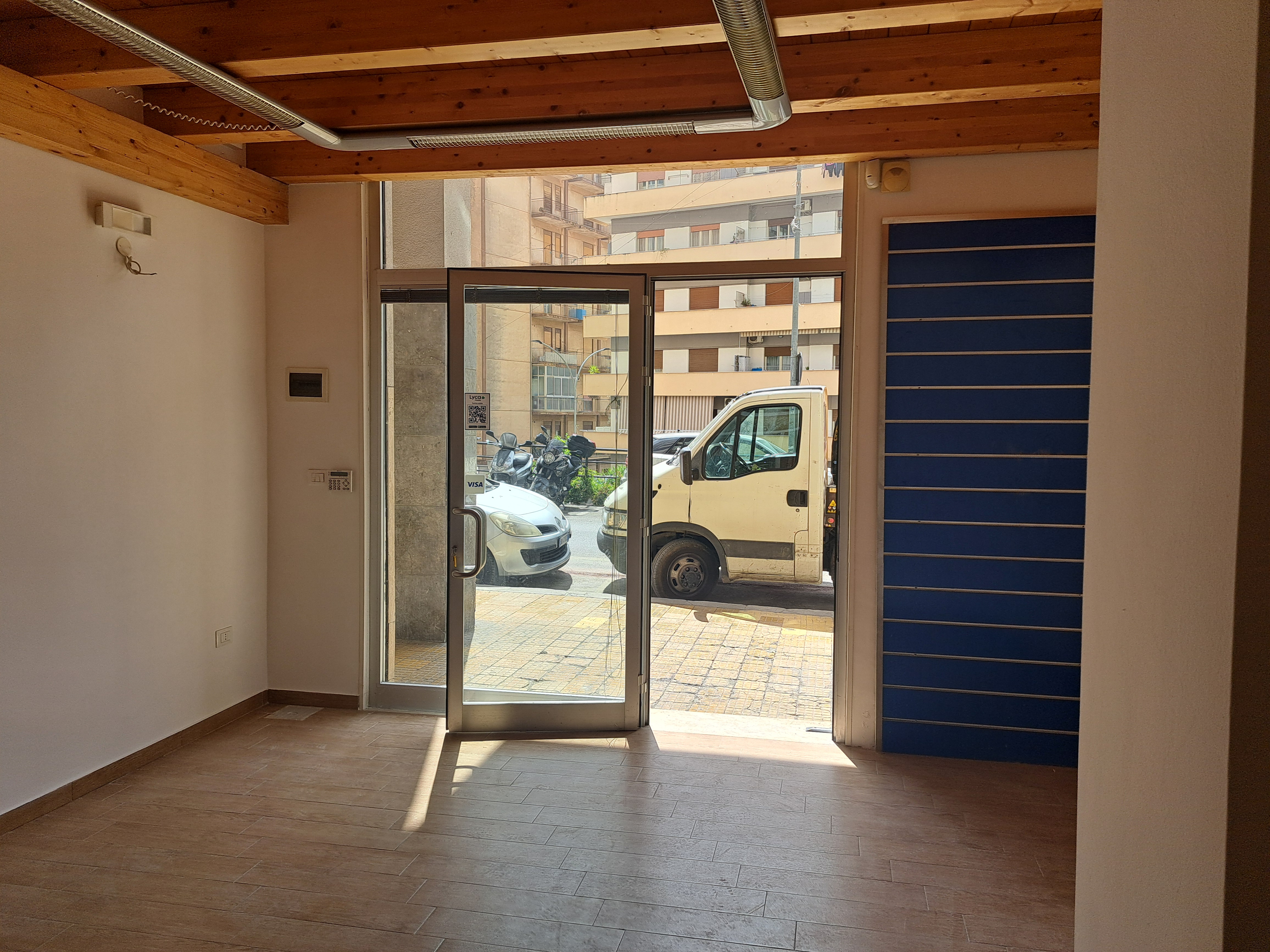 Via Venero, negozio con solaio in legno sovrastante