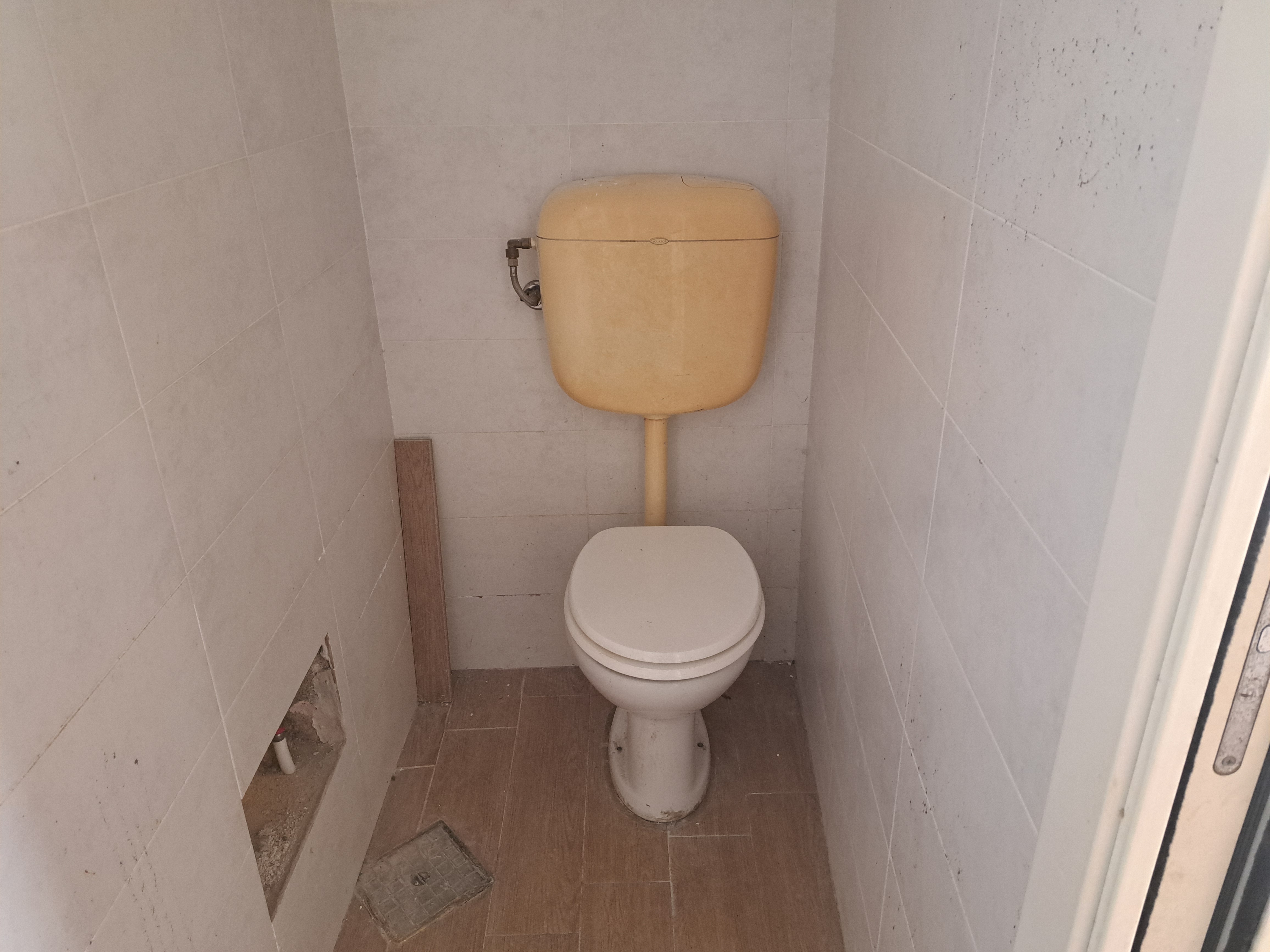Via Venero, negozio con solaio in legno sovrastante