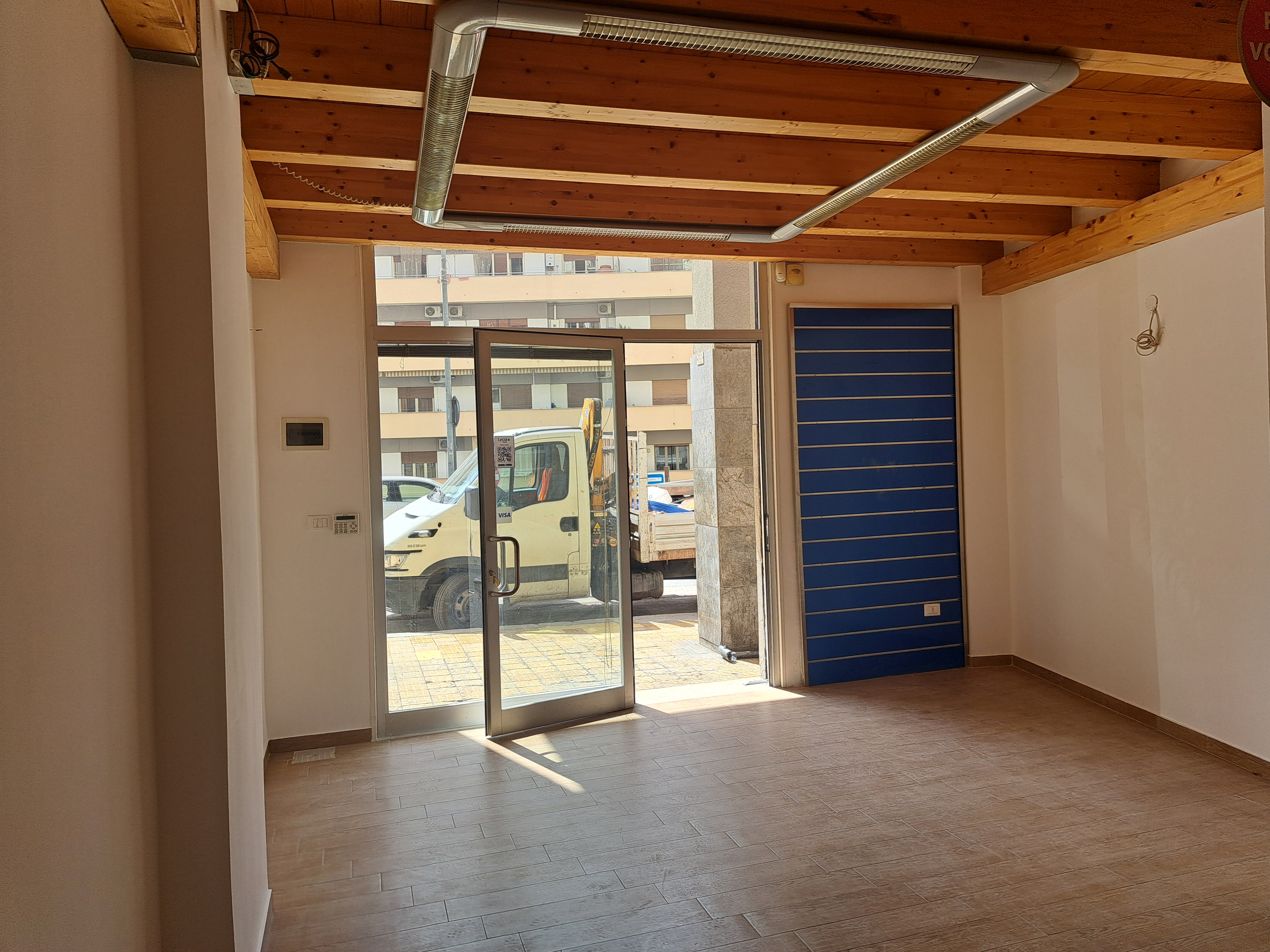 Via Venero, negozio con solaio in legno sovrastante