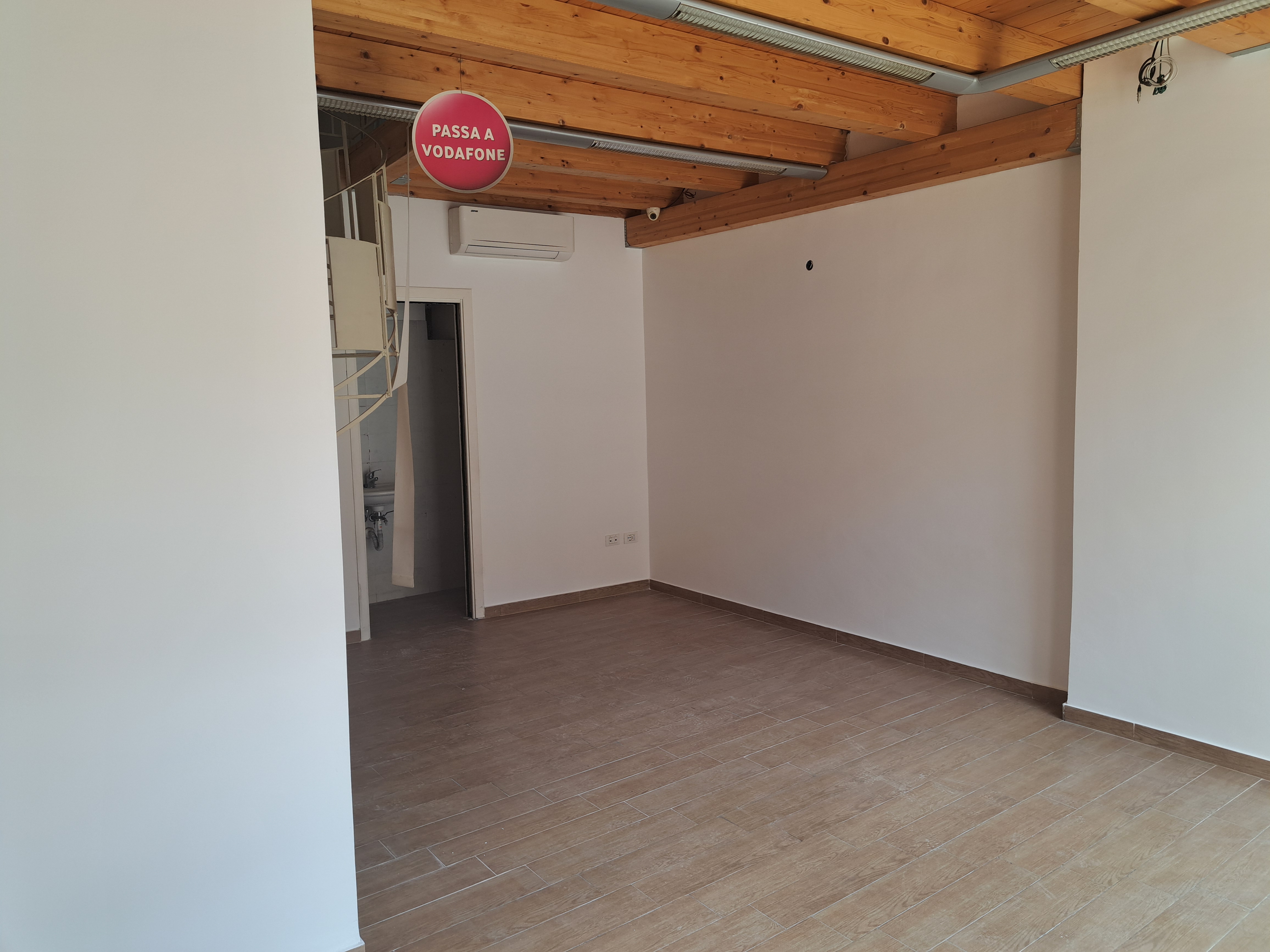 Via Venero, negozio con solaio in legno sovrastante