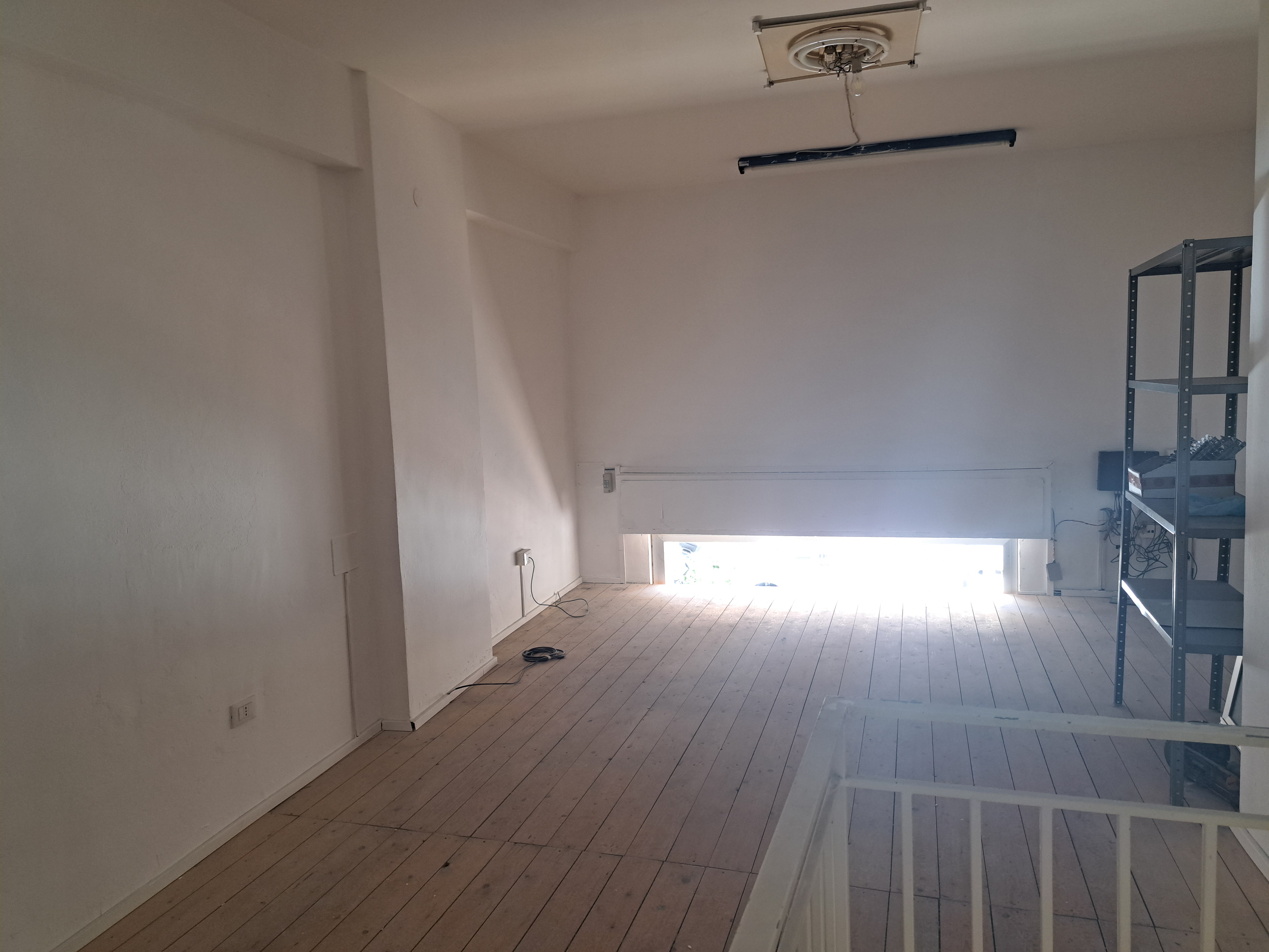 Via Venero, negozio con solaio in legno sovrastante