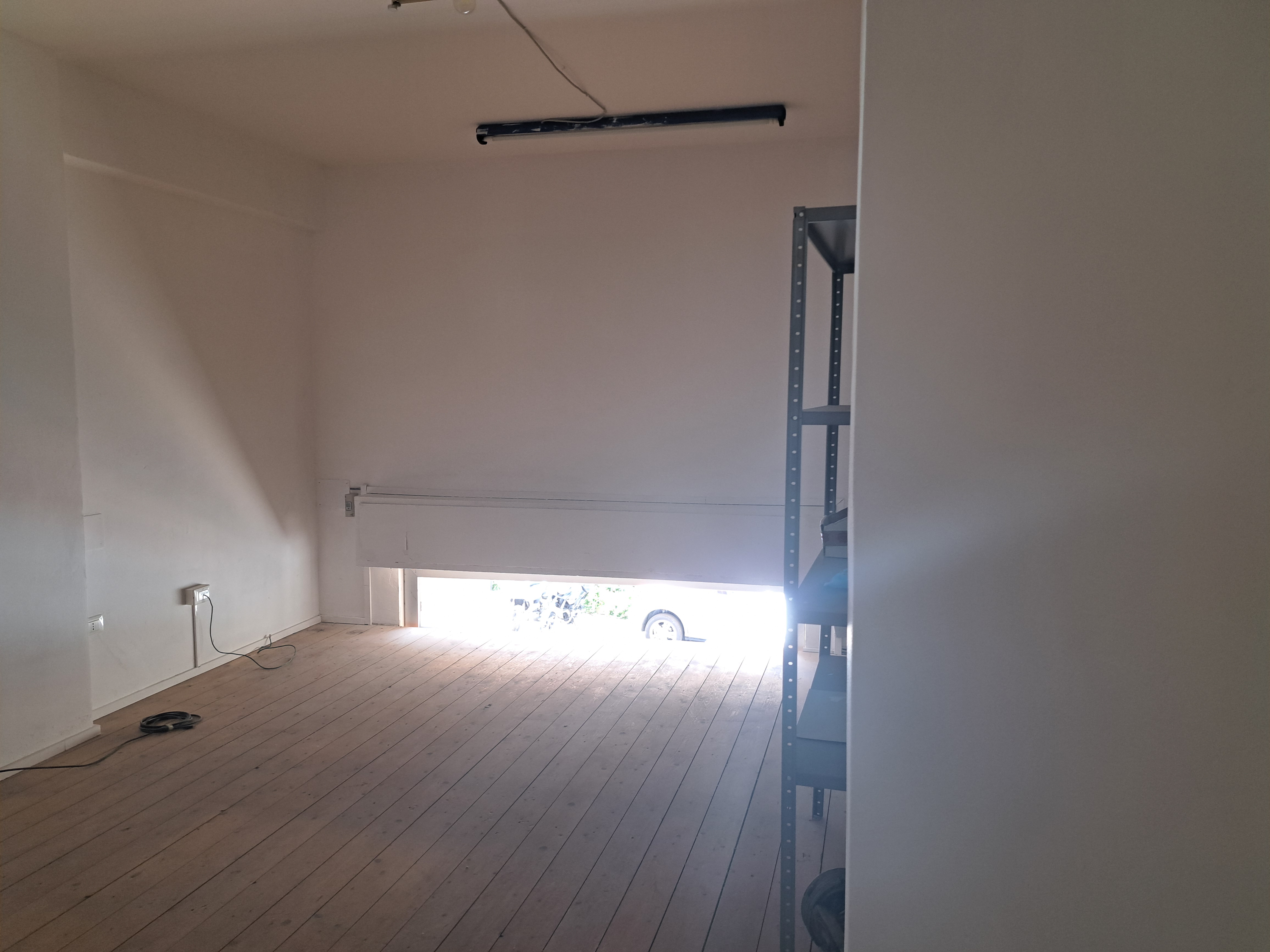 Via Venero, negozio con solaio in legno sovrastante