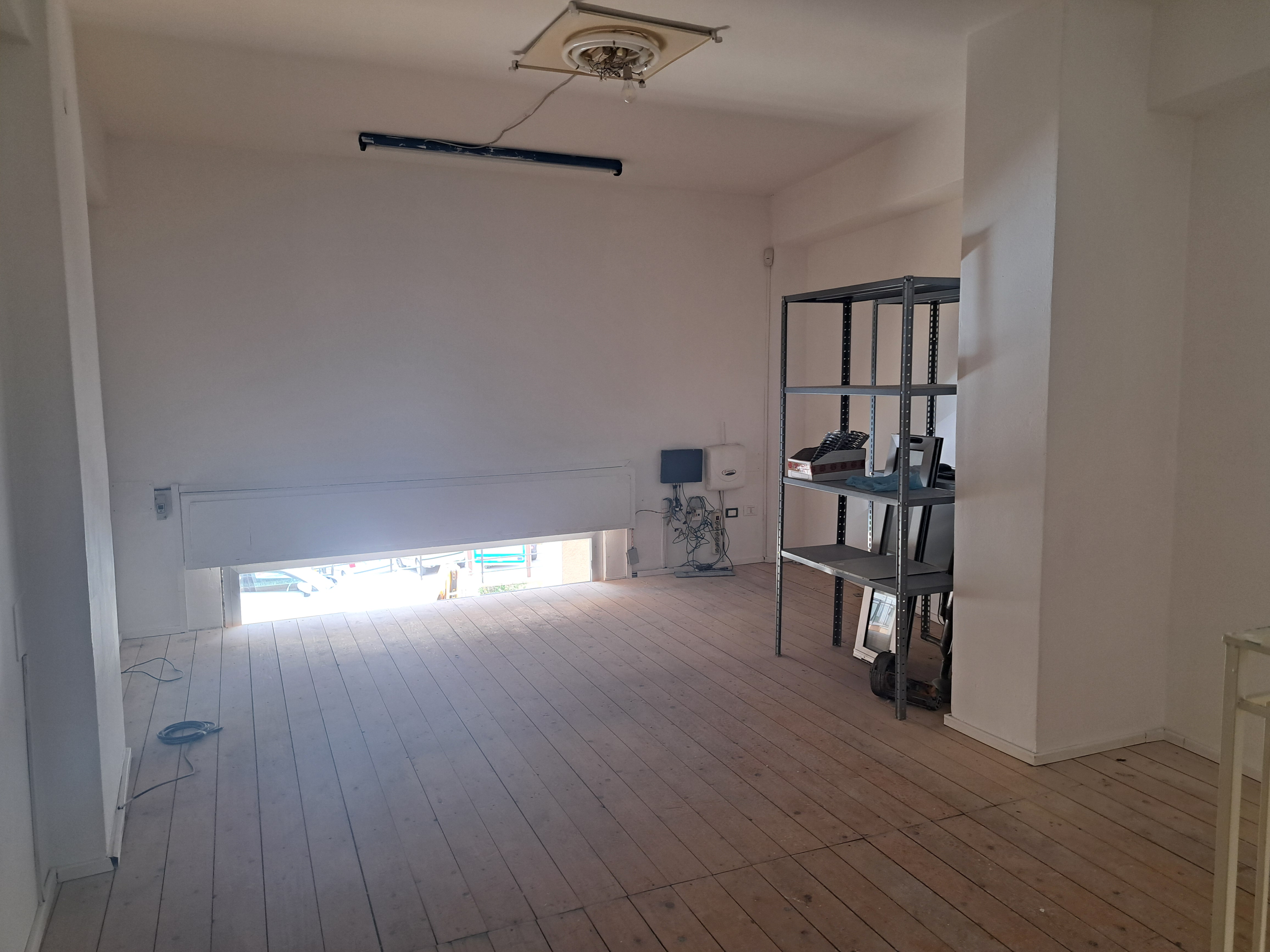 Via Venero, negozio con solaio in legno sovrastante