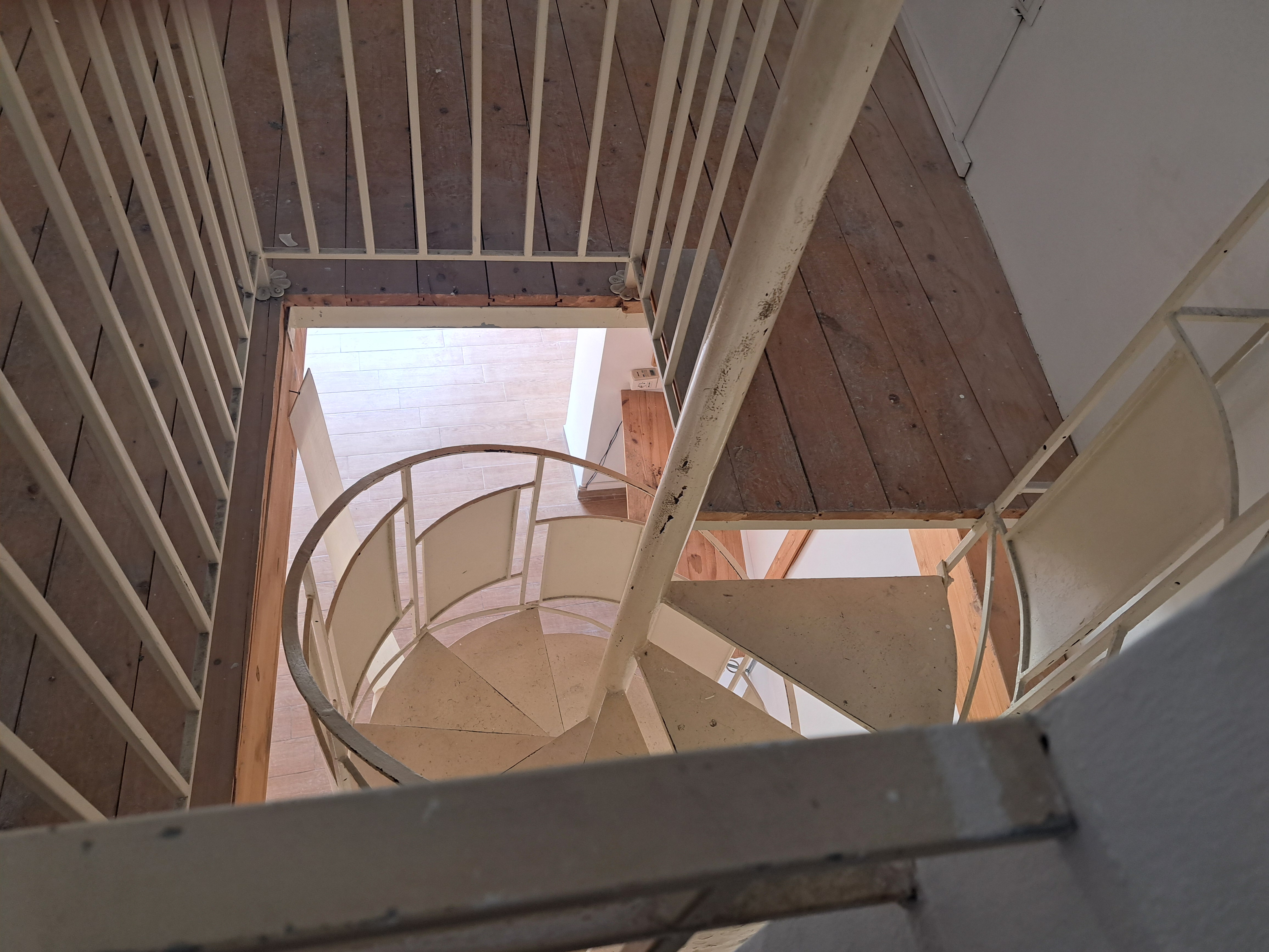 Via Venero, negozio con solaio in legno sovrastante