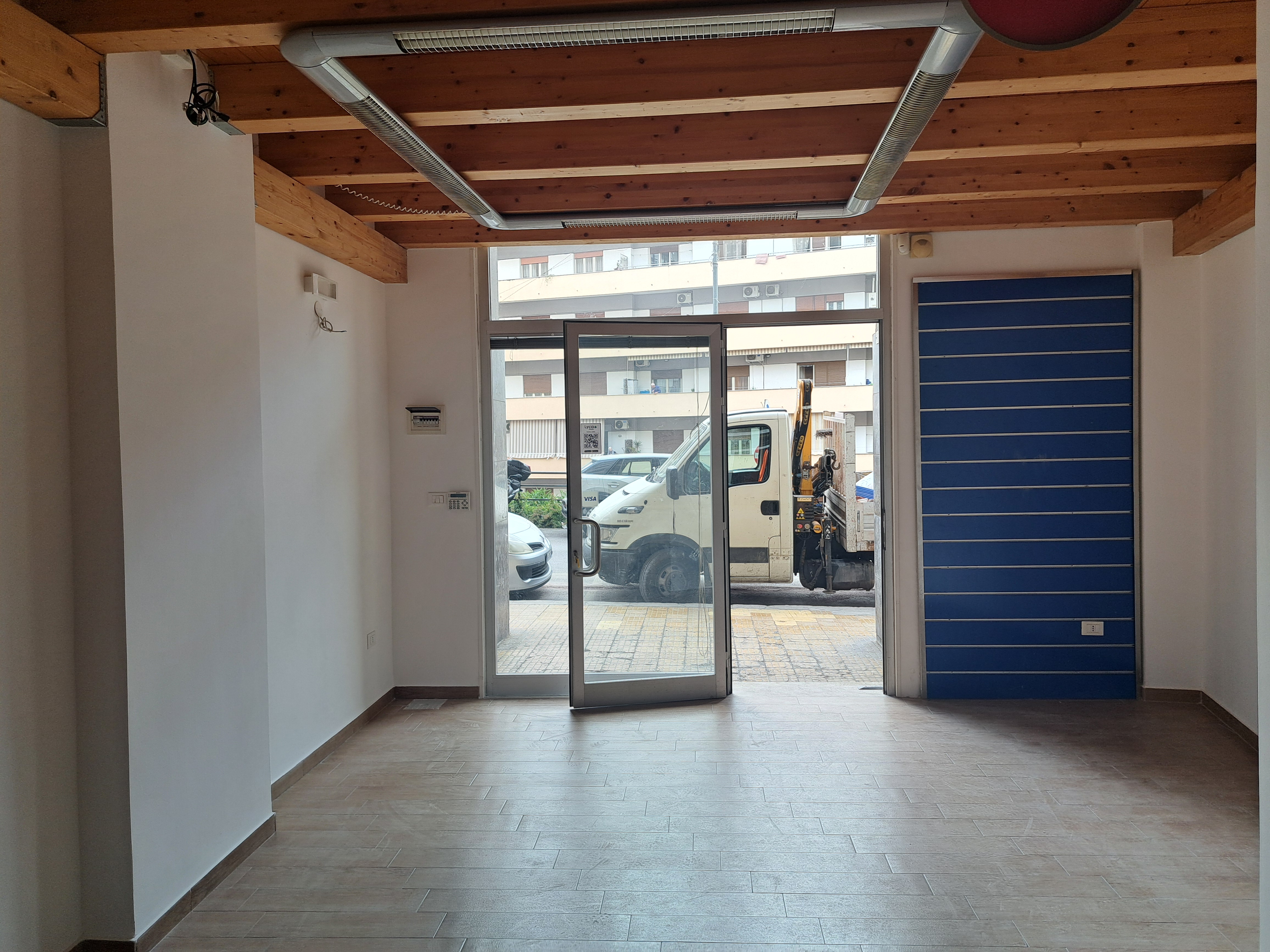 Via Venero, negozio con solaio in legno sovrastante