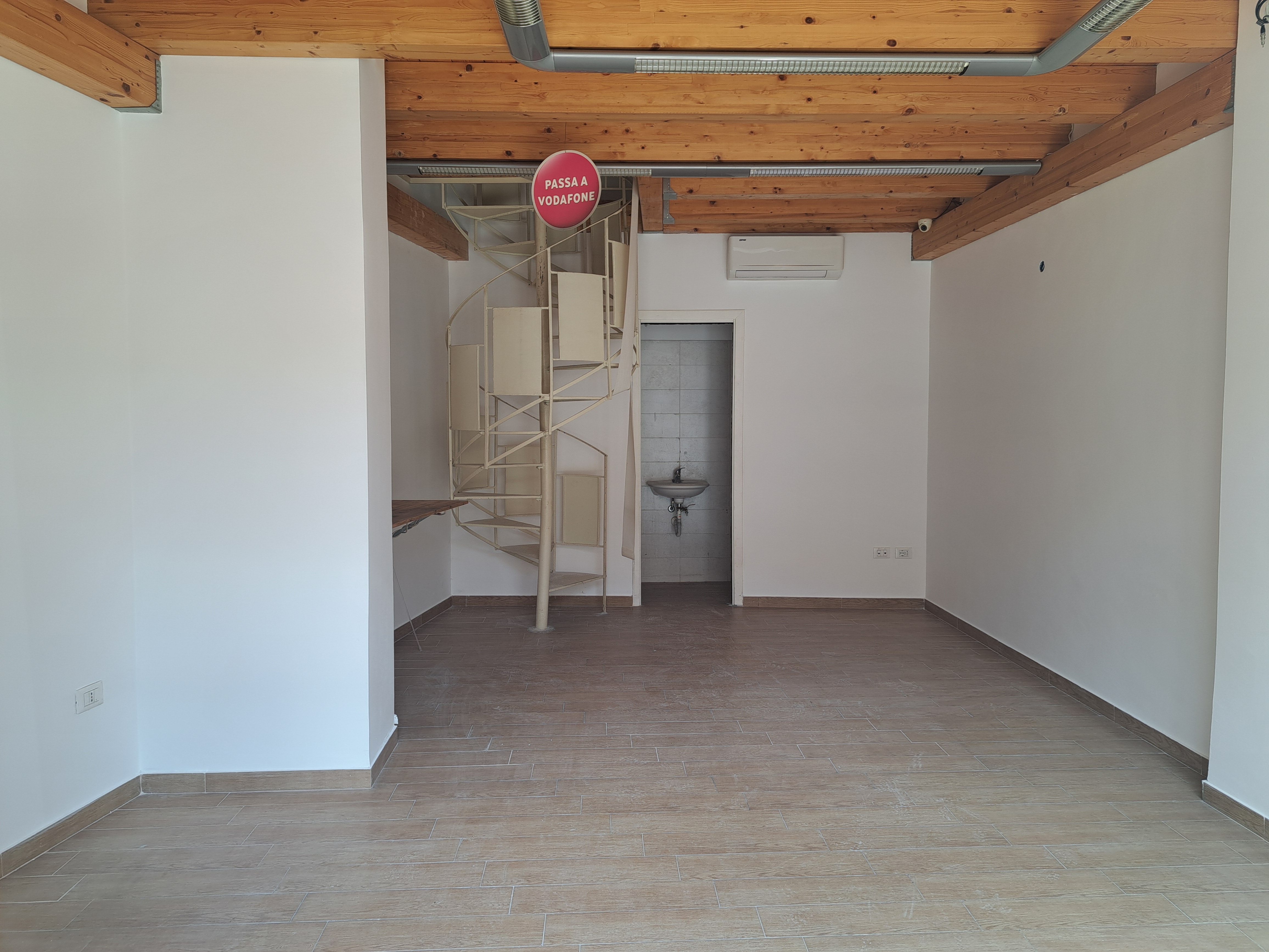 Via Venero, negozio con solaio in legno sovrastante
