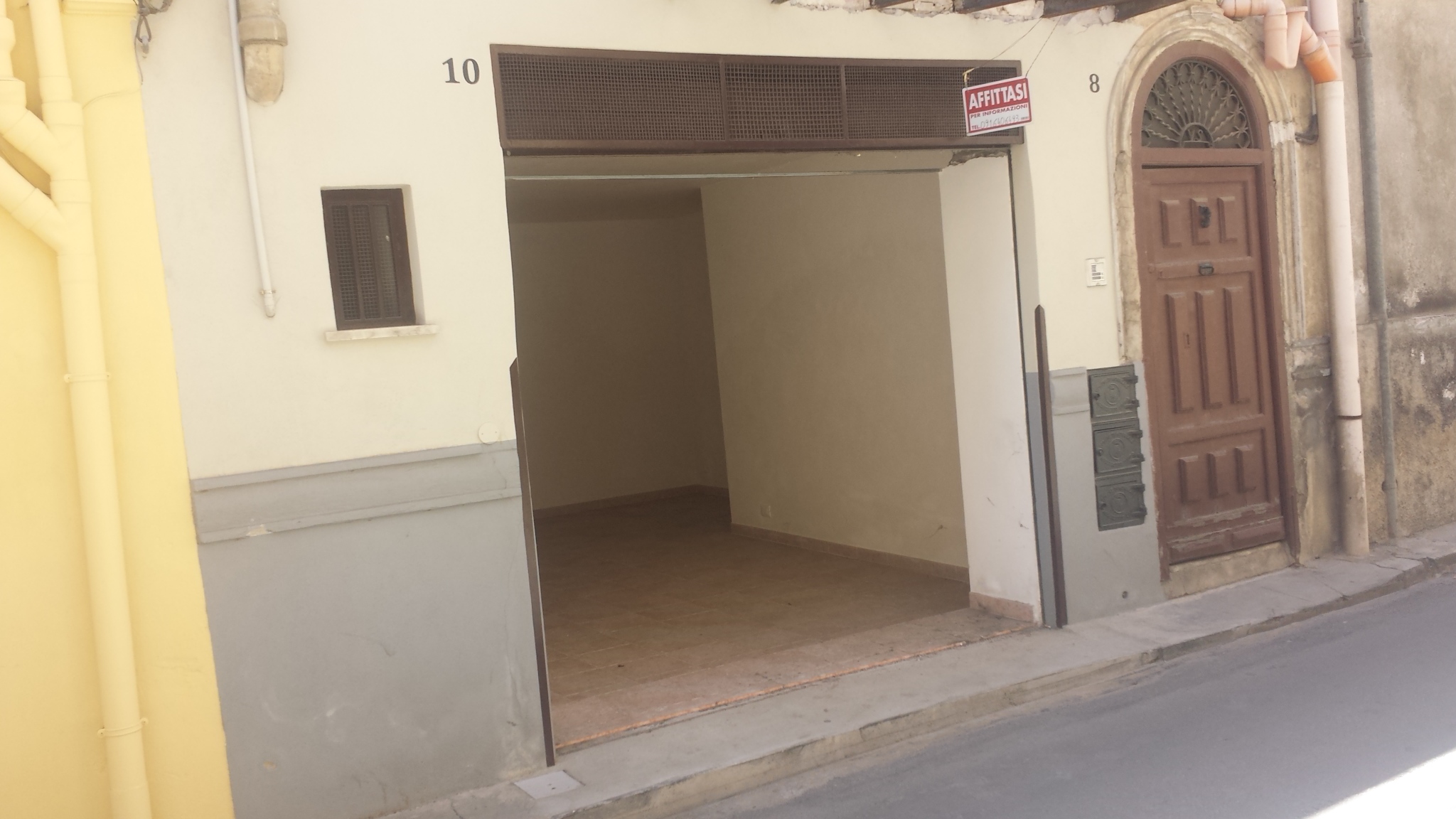 Via Belvedere, magazzino con wc ben ristrutturato