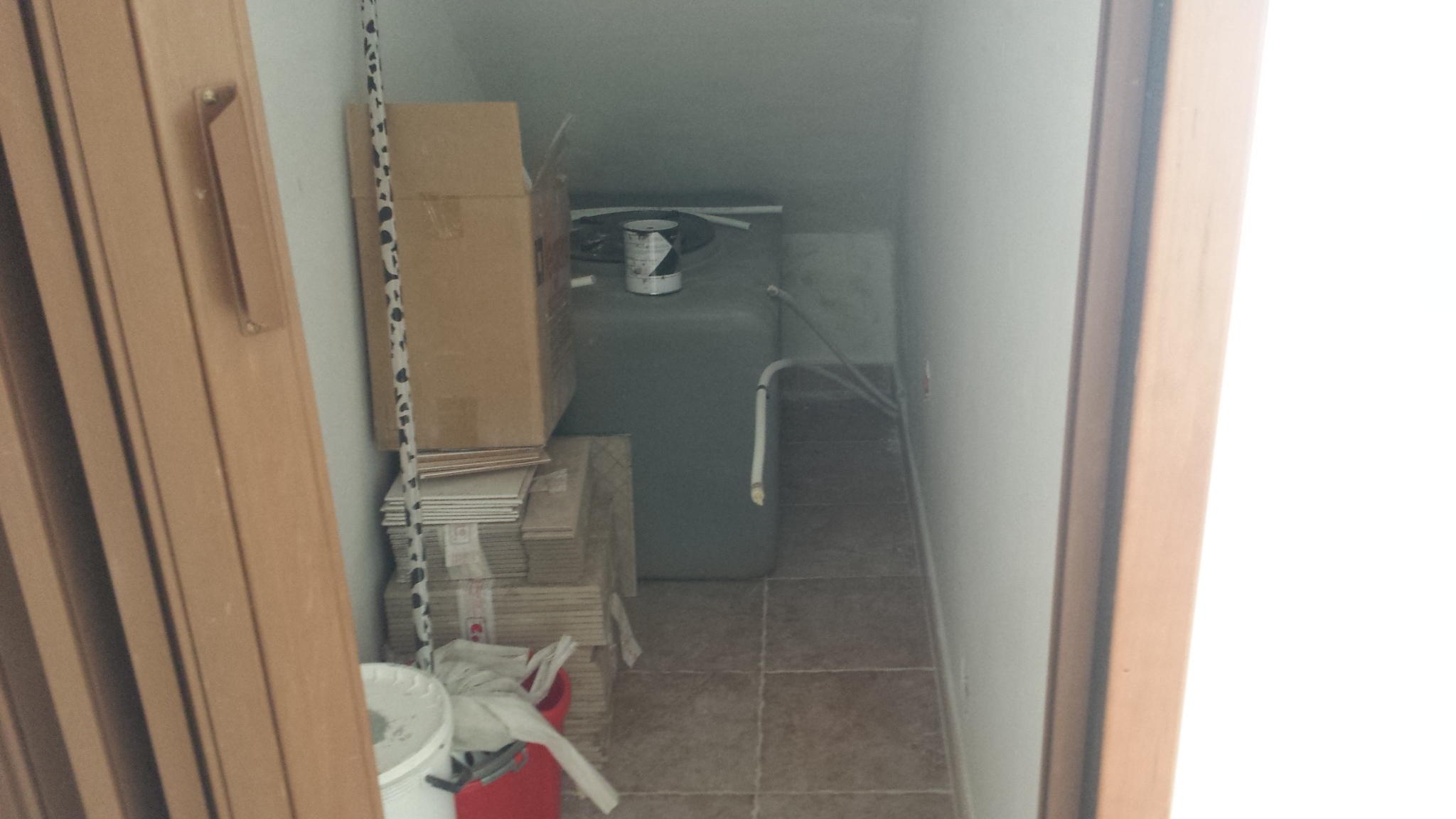 Via Belvedere, magazzino con wc ben ristrutturato