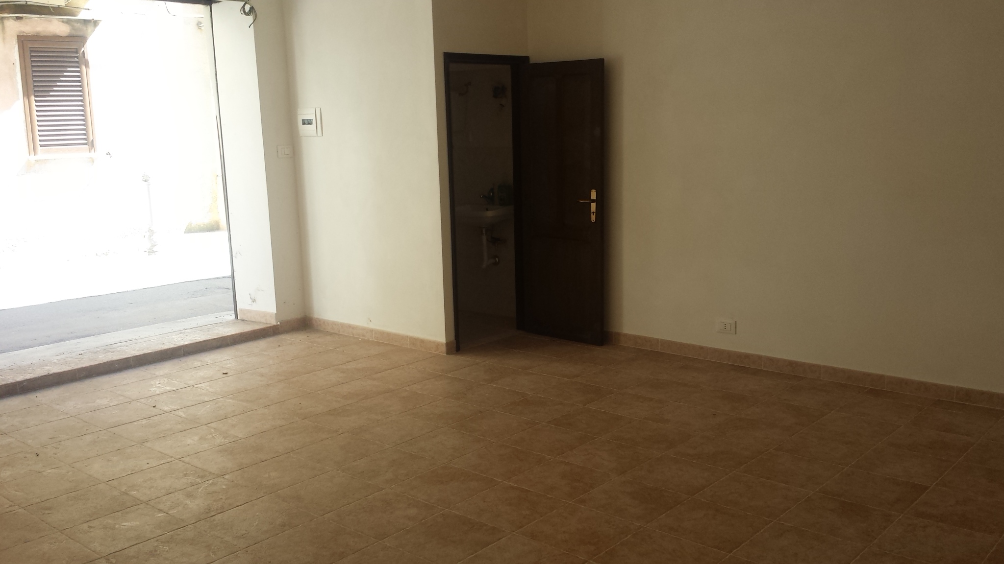 Via Belvedere, magazzino con wc ben ristrutturato