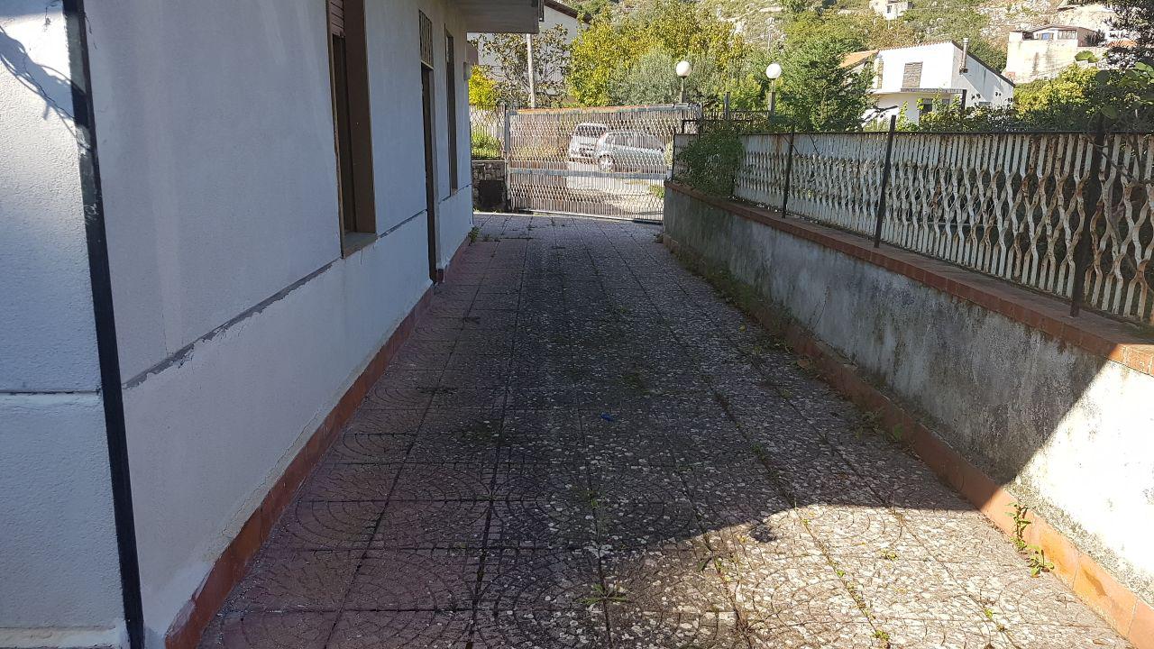 Via Passo d'Api, luminosa bifamiliare con terrazzo