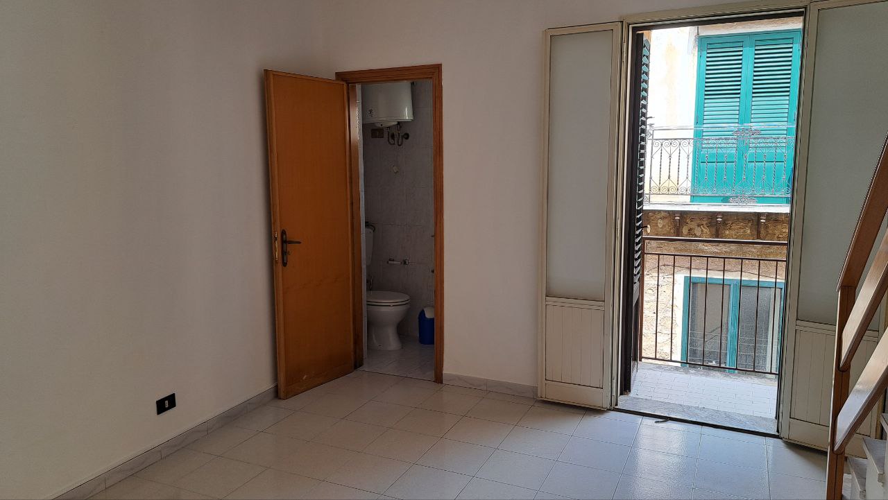 Chiasso Macaluso casetta indipendente con terrazzo