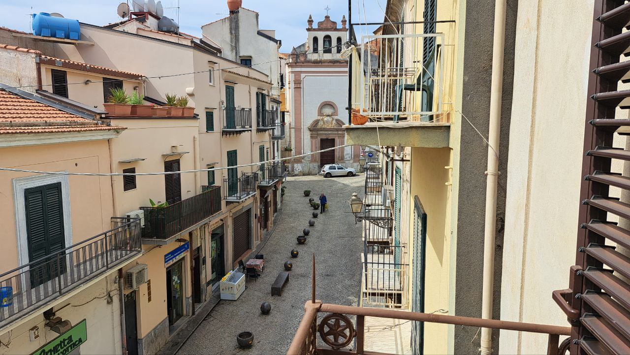 Chiasso Macaluso casetta indipendente con terrazzo