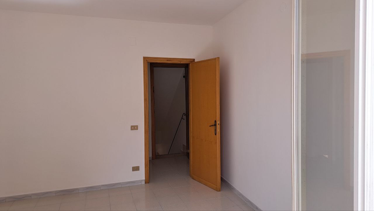 Chiasso Macaluso casetta indipendente con terrazzo