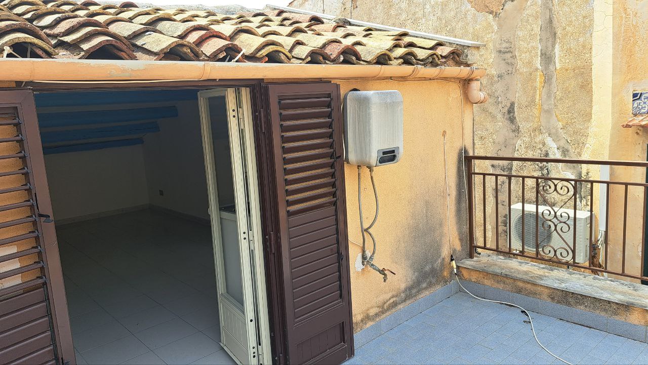 Chiasso Macaluso casetta indipendente con terrazzo