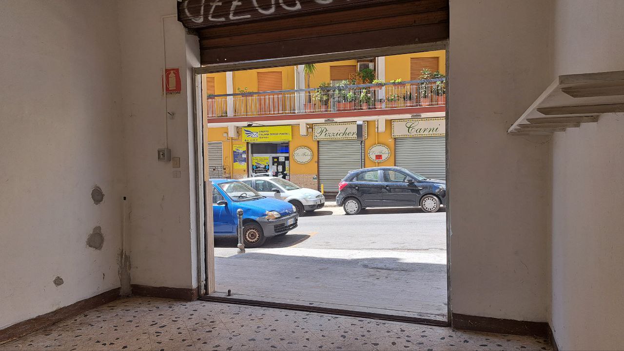 Via Aldo Moro, ampio magazzino con passo carrabile