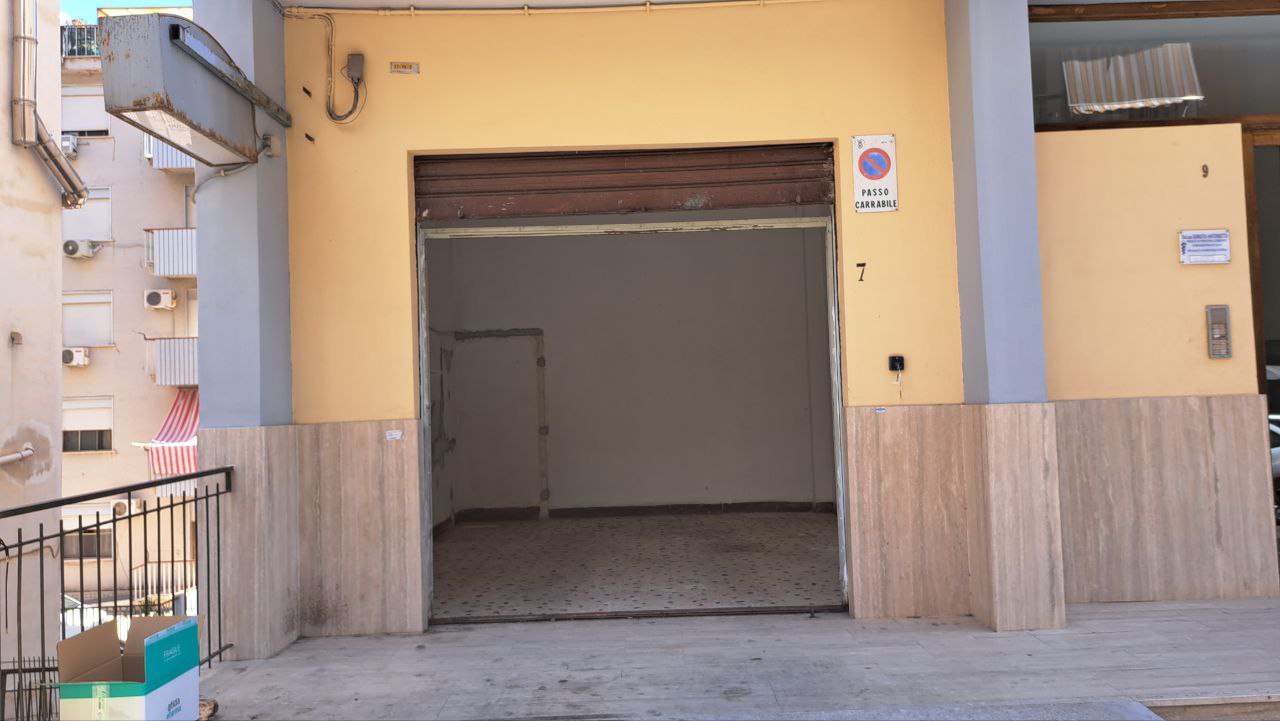 Via Aldo Moro, ampio magazzino con passo carrabile