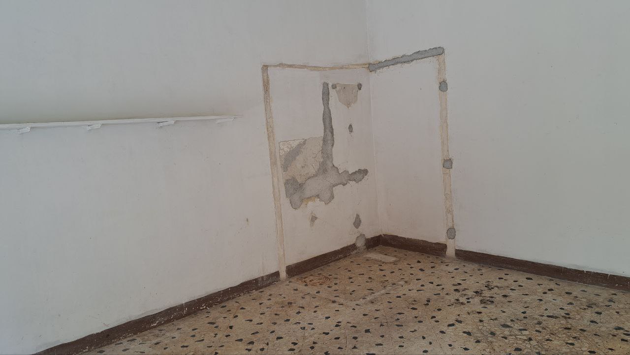 Via Aldo Moro, ampio magazzino con passo carrabile