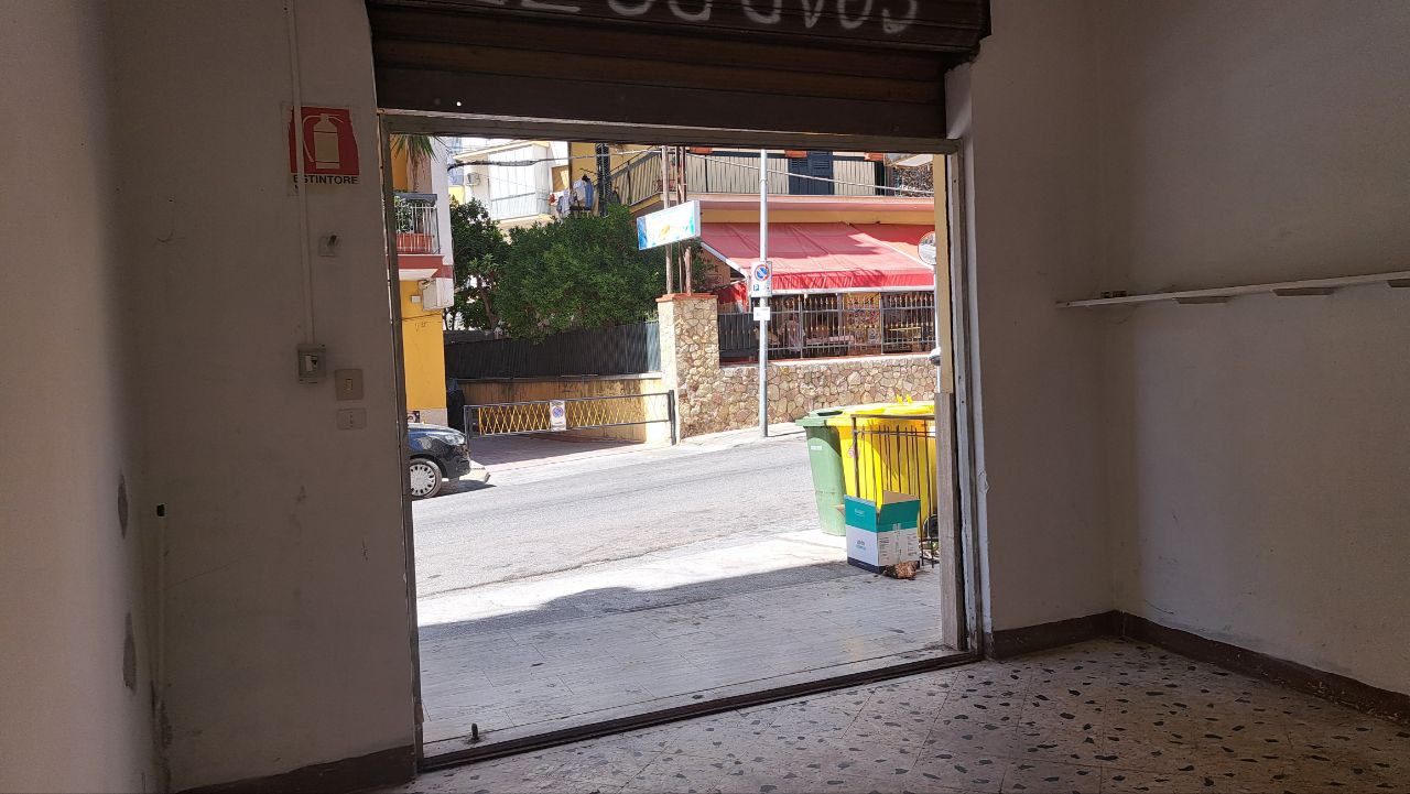 Via Aldo Moro, ampio magazzino con passo carrabile