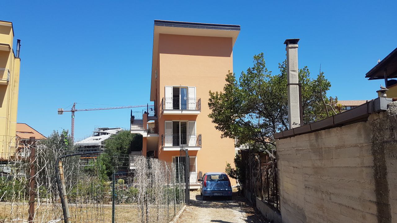 Via PonteParco recente e luminosa porzione di casa