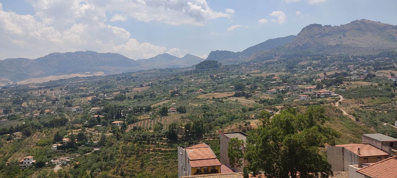 Via Provinciale, ampio 3 vani con grande balconata