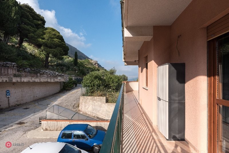 Via Provinciale, ampio 3 vani con grande balconata
