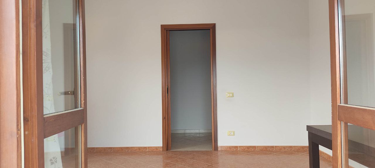 Via Provinciale, ampio 3 vani con grande balconata