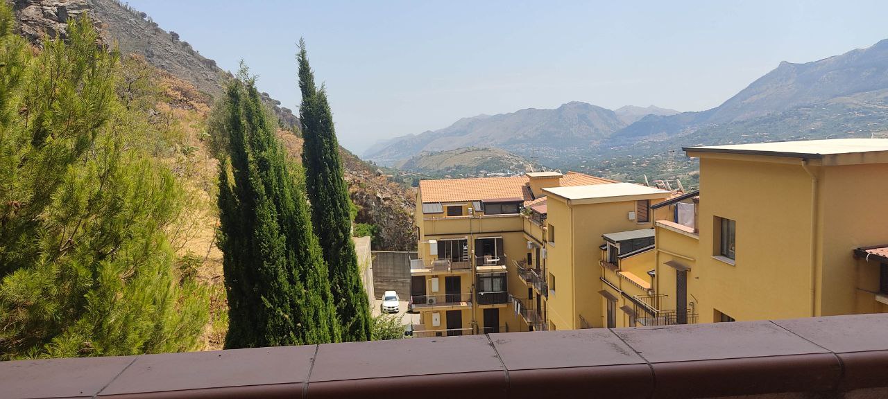 Via Provinciale, ampio 3 vani con grande balconata
