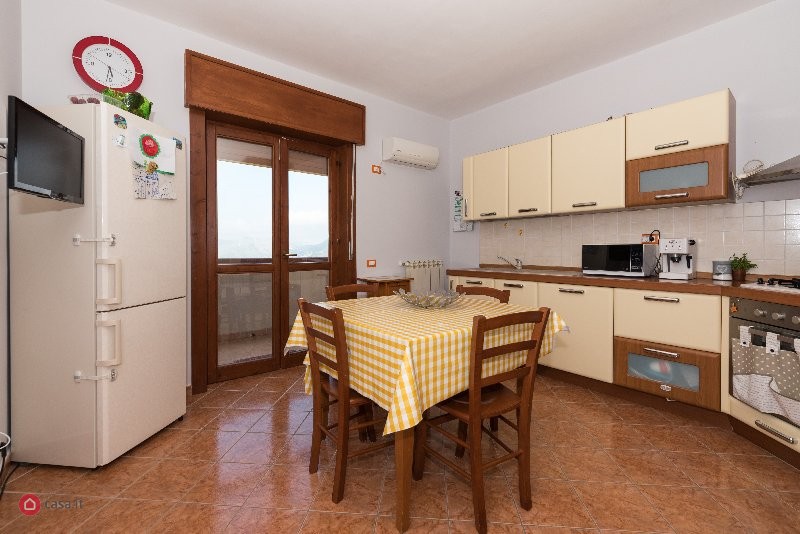 Via Provinciale, ampio 3 vani con grande balconata