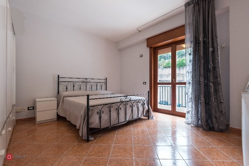 Via Provinciale, ampio 3 vani con grande balconata