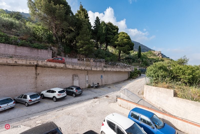 Via Provinciale, ampio 3 vani con grande balconata