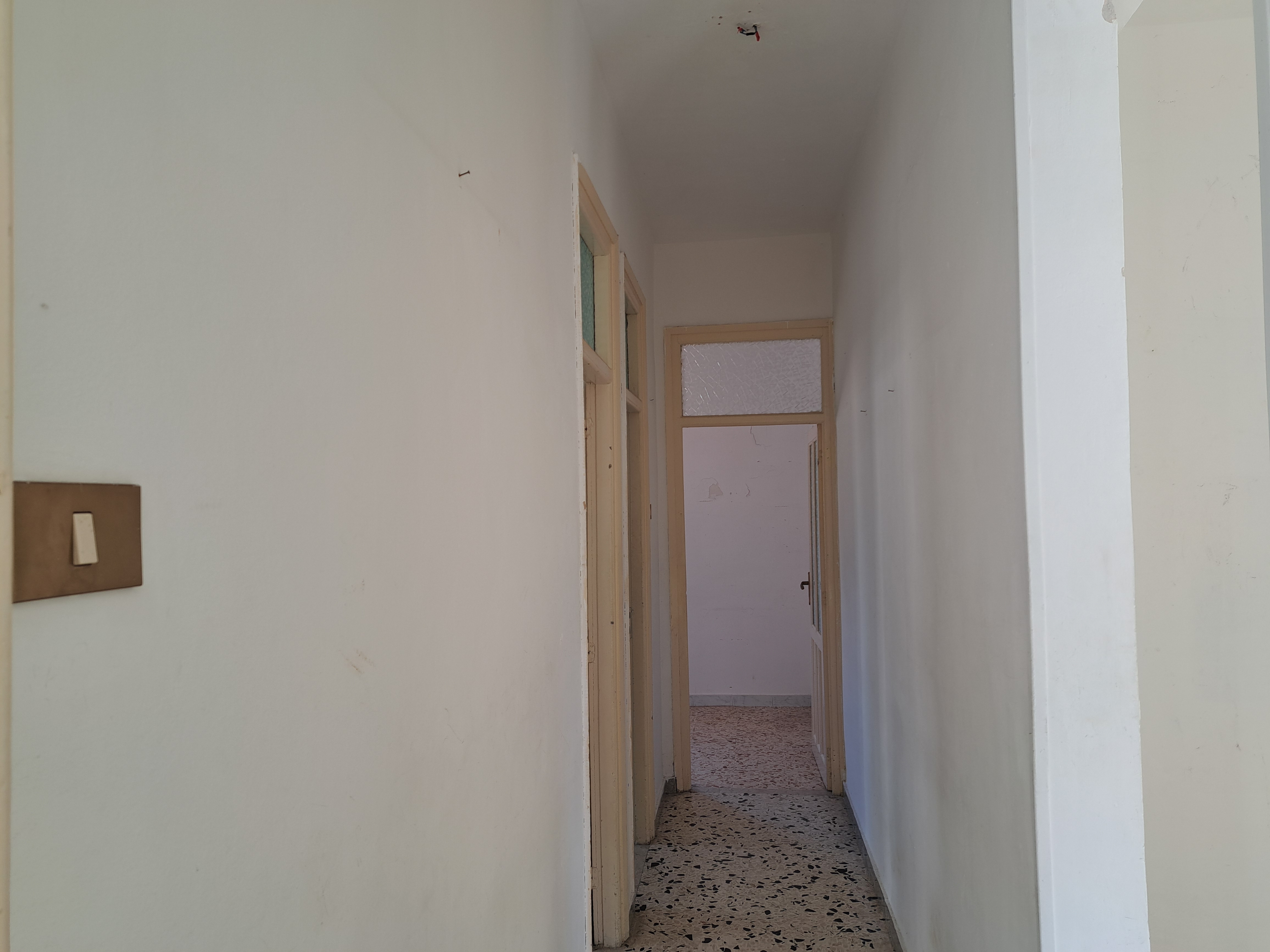 Via Walter Tobagi porzione di casa con ingresso autonomo lunga balconata parzialmente ristrutturata