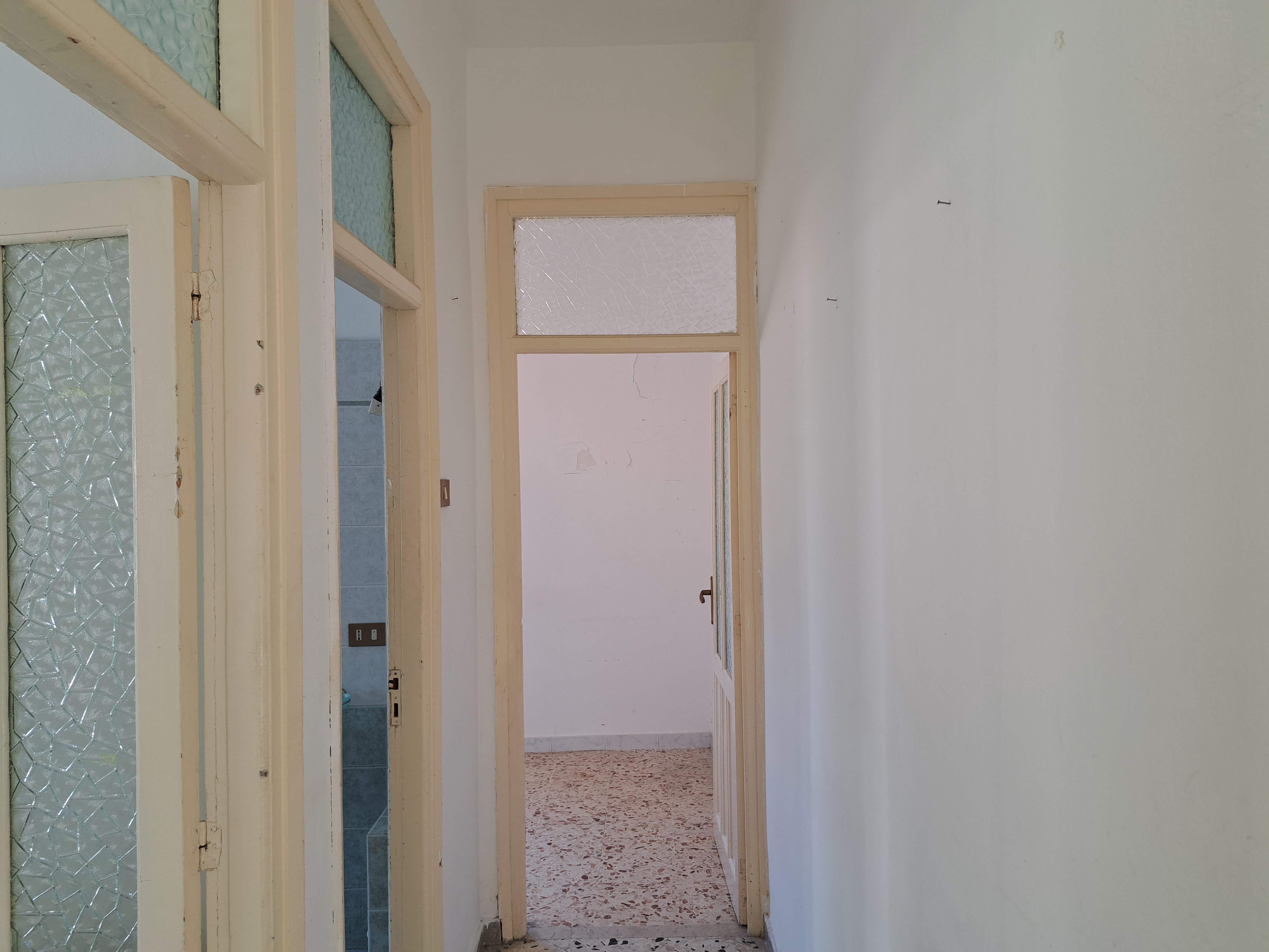 Via Walter Tobagi porzione di casa con ingresso autonomo lunga balconata parzialmente ristrutturata