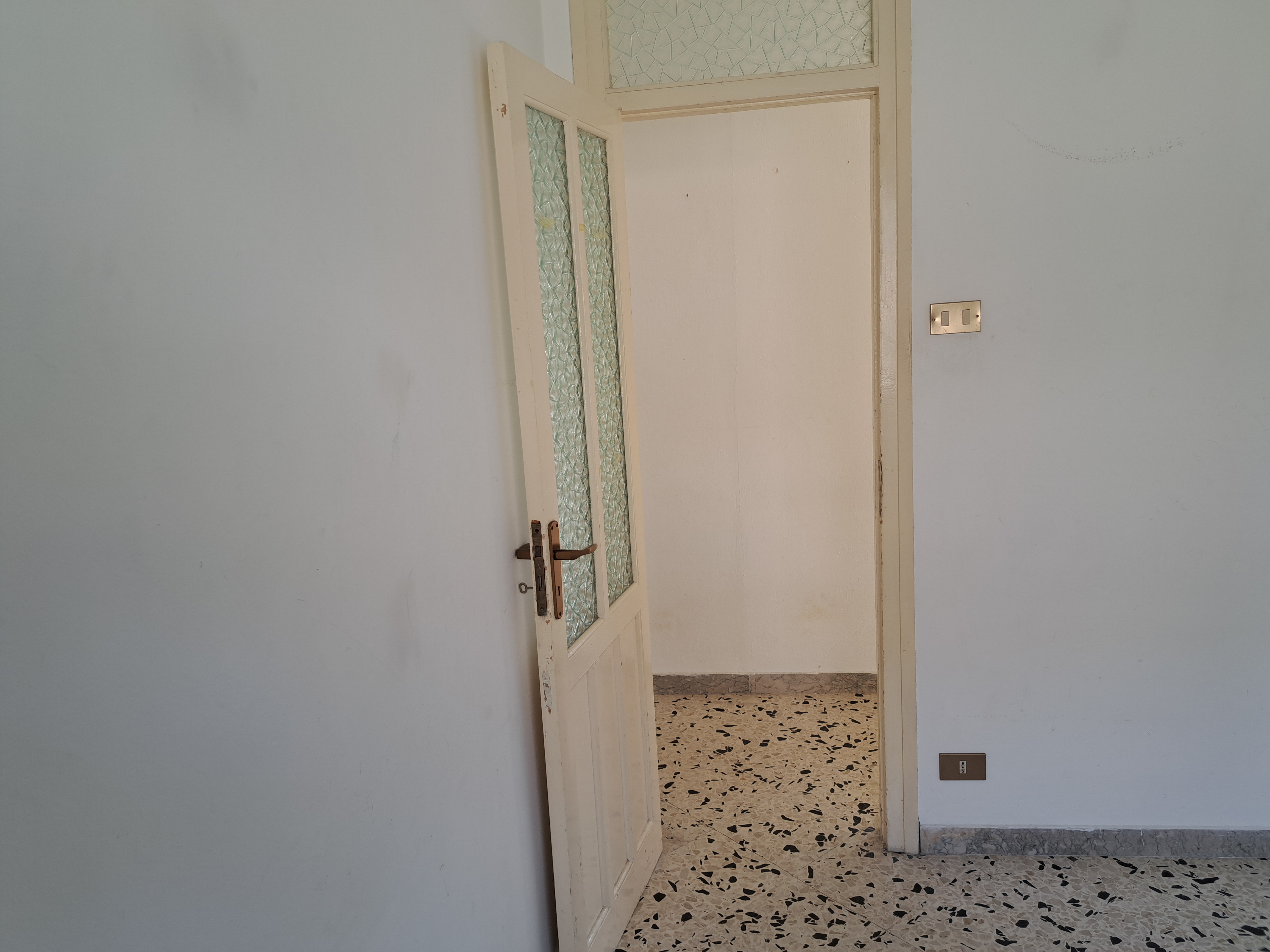 Via Walter Tobagi porzione di casa con ingresso autonomo lunga balconata parzialmente ristrutturata