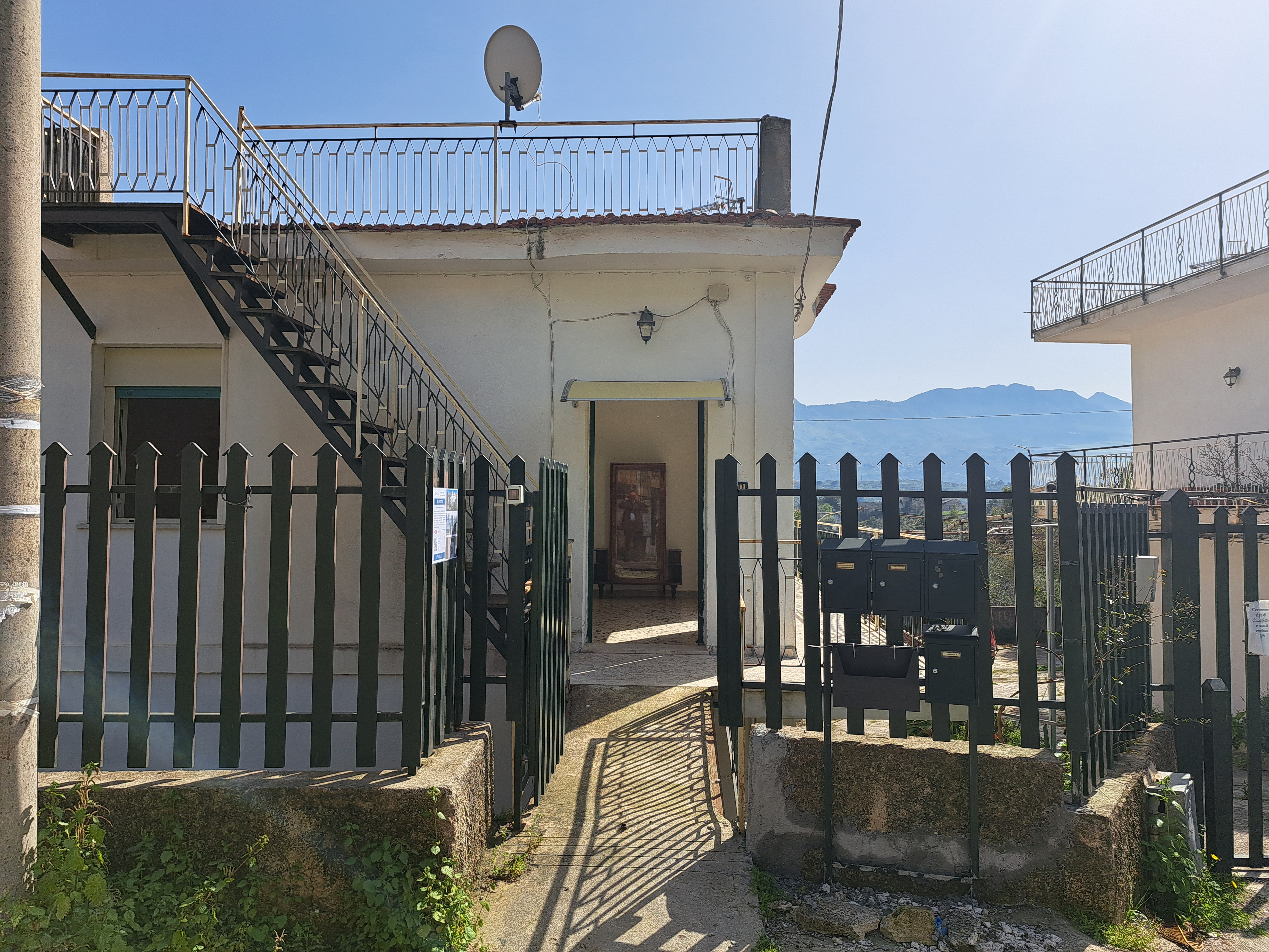 Via Walter Tobagi porzione di casa con ingresso autonomo lunga balconata parzialmente ristrutturata