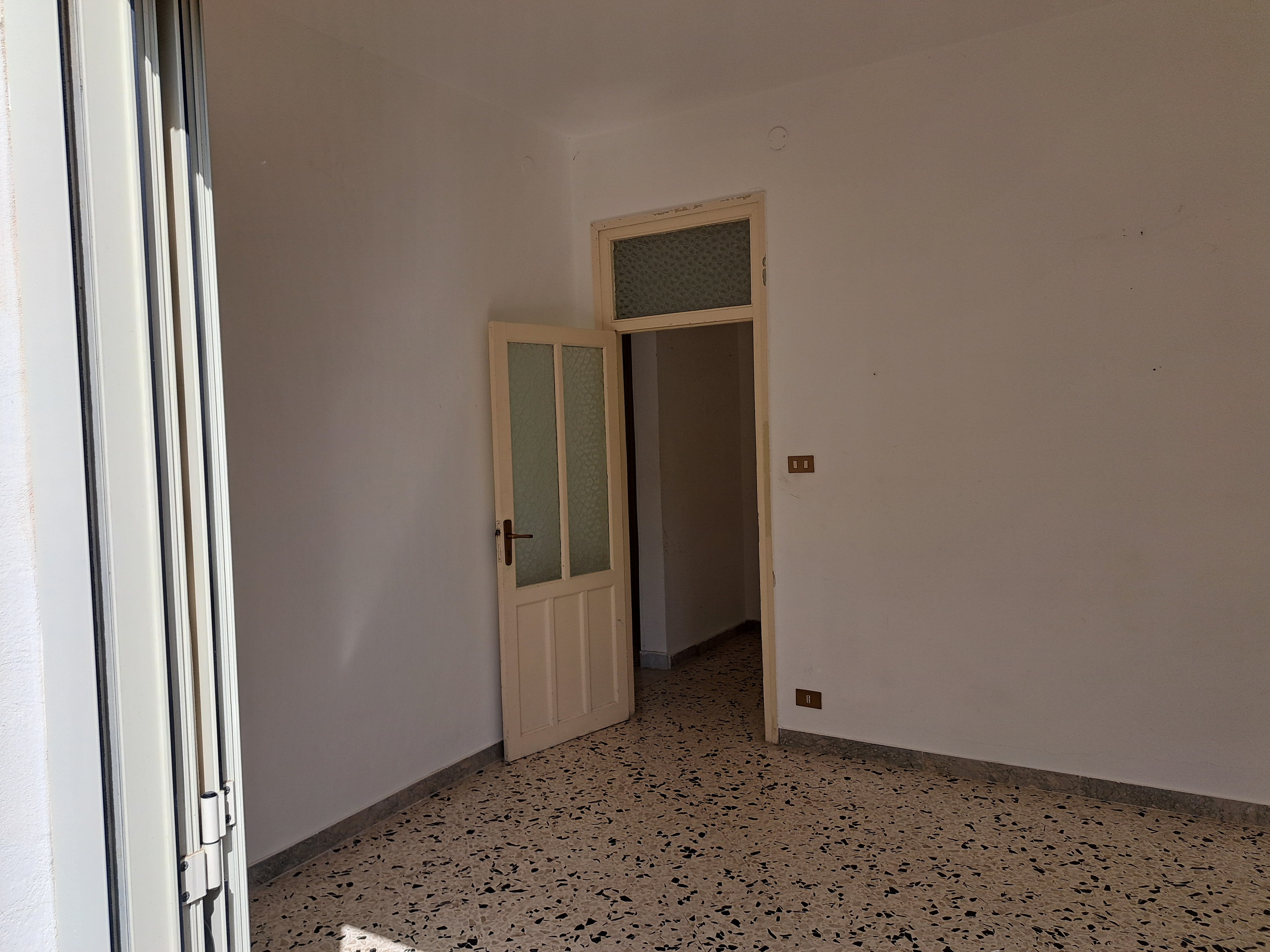 Via Walter Tobagi porzione di casa con ingresso autonomo lunga balconata parzialmente ristrutturata
